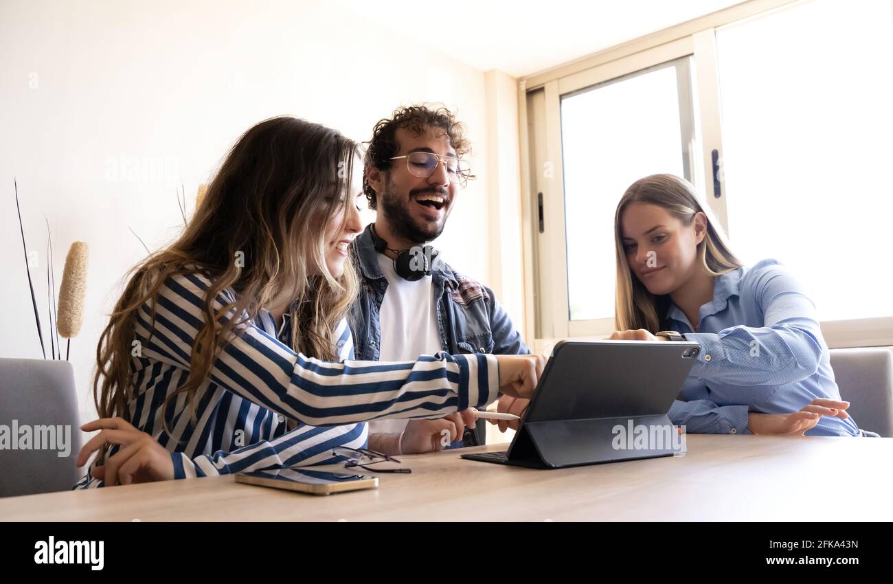 i colleghi si riunano per un progetto con il tablet Foto Stock