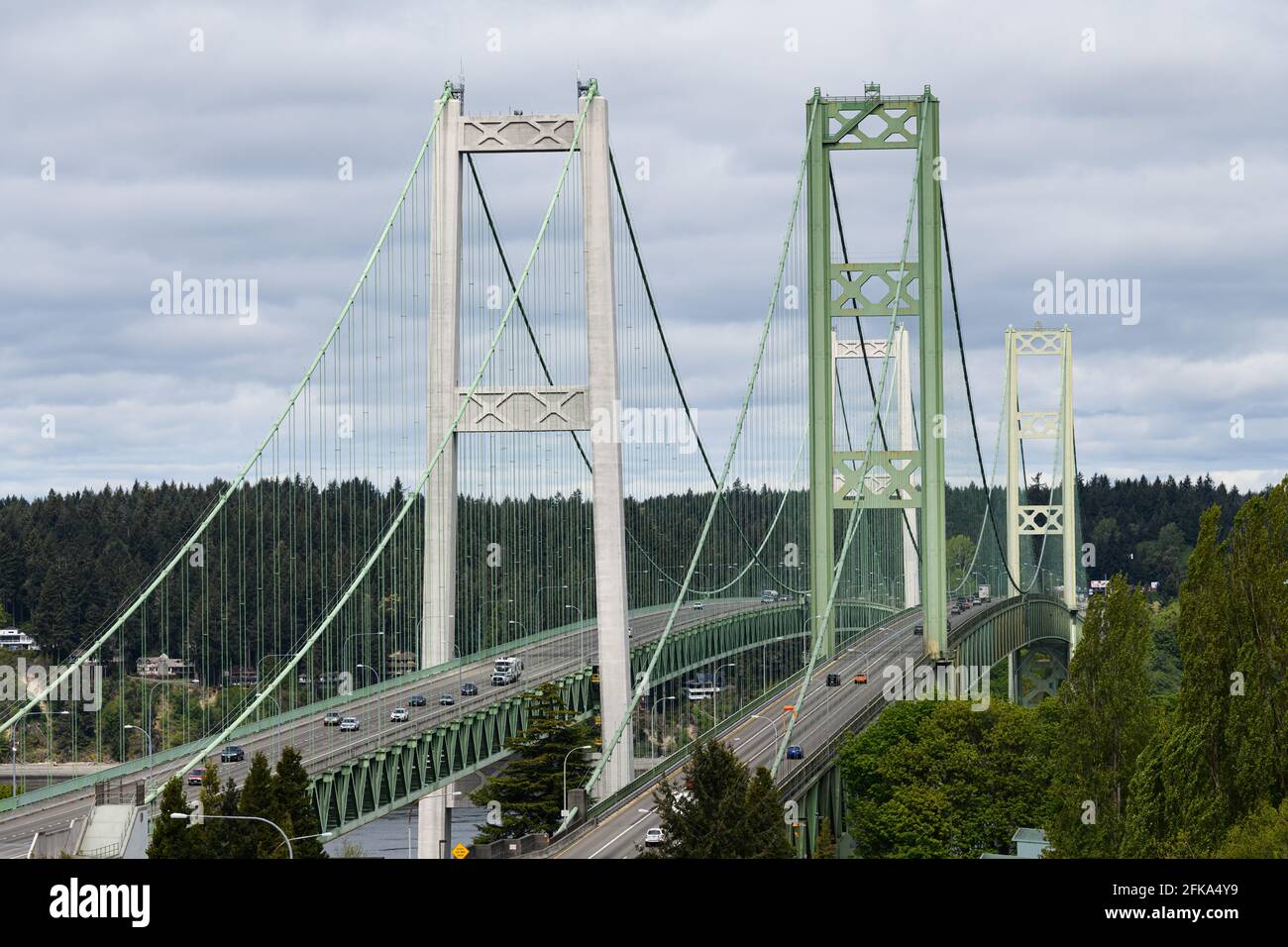 Tacoma, WA, USA - 27 aprile 2021; coppia di traversate al Tacoma Narrows Bridge, la sede del famigerato collasso della Galloping Gertie del 1940 Foto Stock