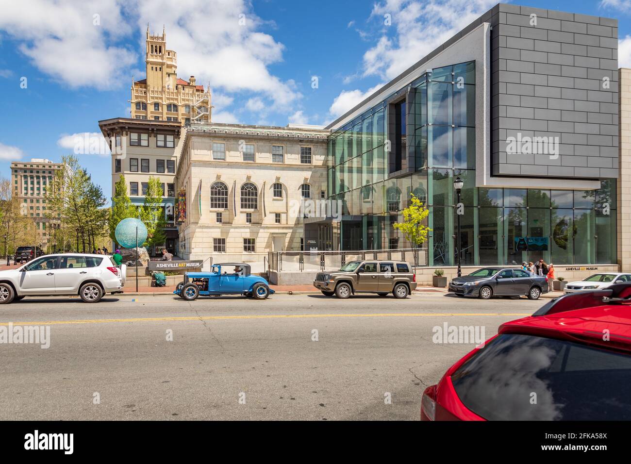 ASHEVILLE, North Carolina, USA-25 APRILE 2021: L'Asheville Art Museum, si trova di fronte allo storico Jackson Building, con il municipio sul retro. Foto Stock