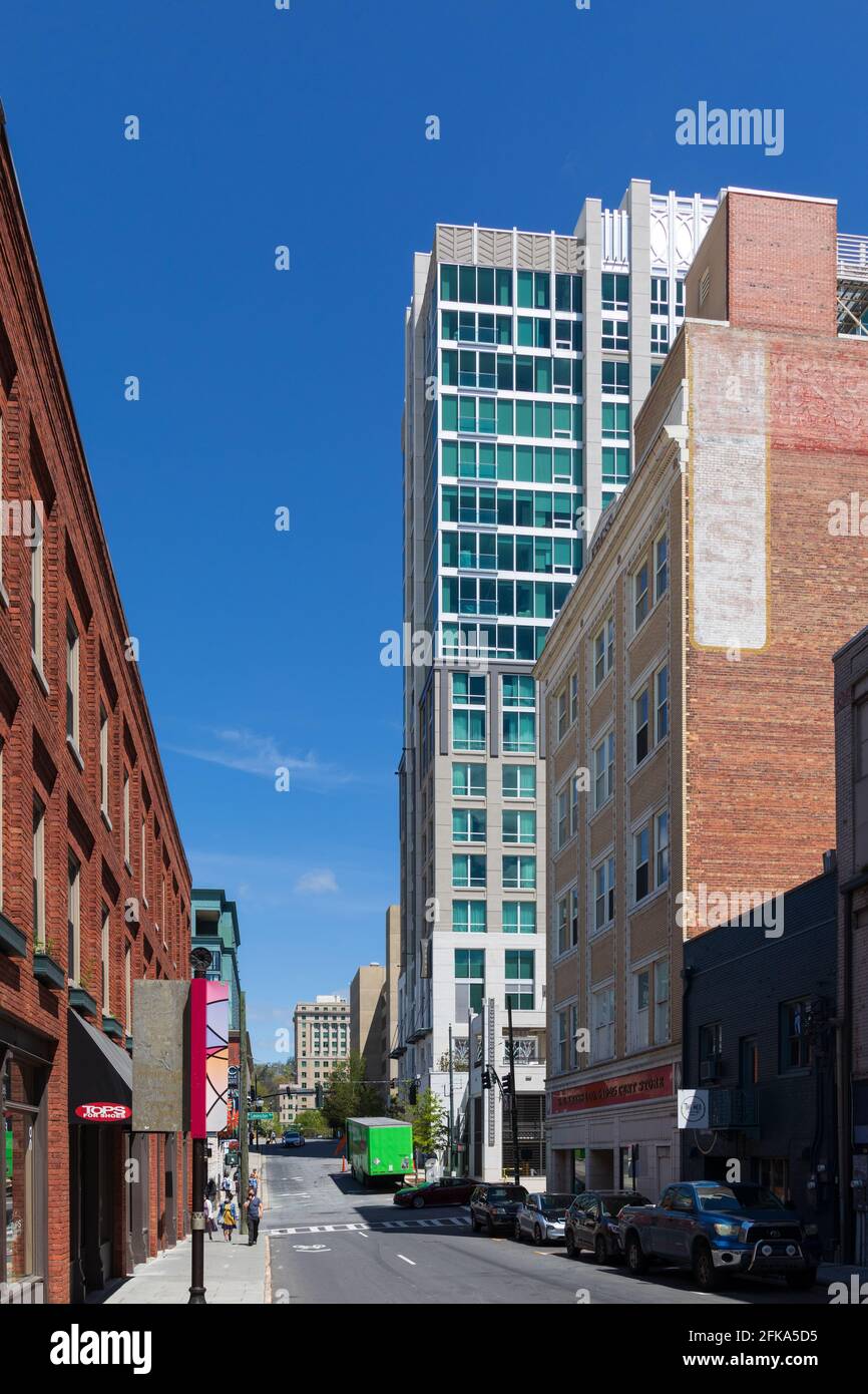 ASHEVILLE, North Carolina, USA-25 APRILE 2021: Vista da College St. Verso il tribunale della contea di Buncombe, passato il vecchio edificio Kress e il nuovo Kimpton Hotel Arras Foto Stock