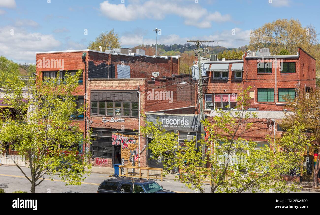 ASHEVILLE, NC, USA-25 APRILE 2021: Vecchi edifici commerciali a Broadway vicino al Woodfin St. Blue Sky, giorno di primavera. Foto Stock
