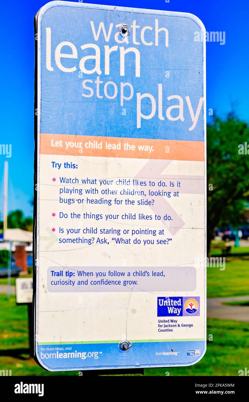 Un cartello "Born Learning" di United Way fornisce suggerimenti per le conversazioni che i genitori possono avere con i bambini al Riverfront Park di Moss Point, Mississippi. Foto Stock