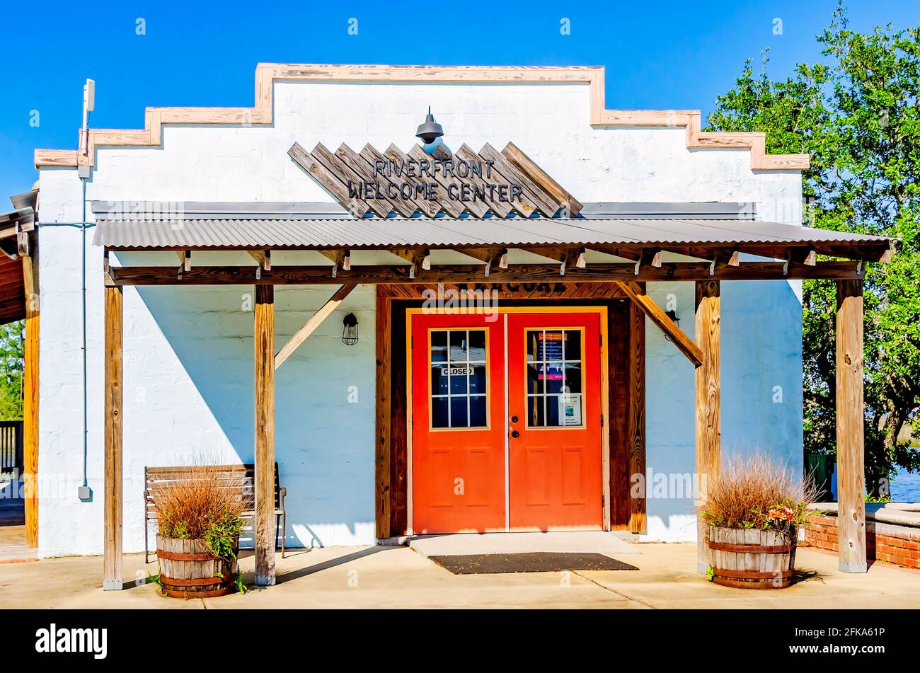 Il Riverfront Welcome Center è raffigurato, il 25 aprile 2021, a Moss Point, Mississippi. Foto Stock