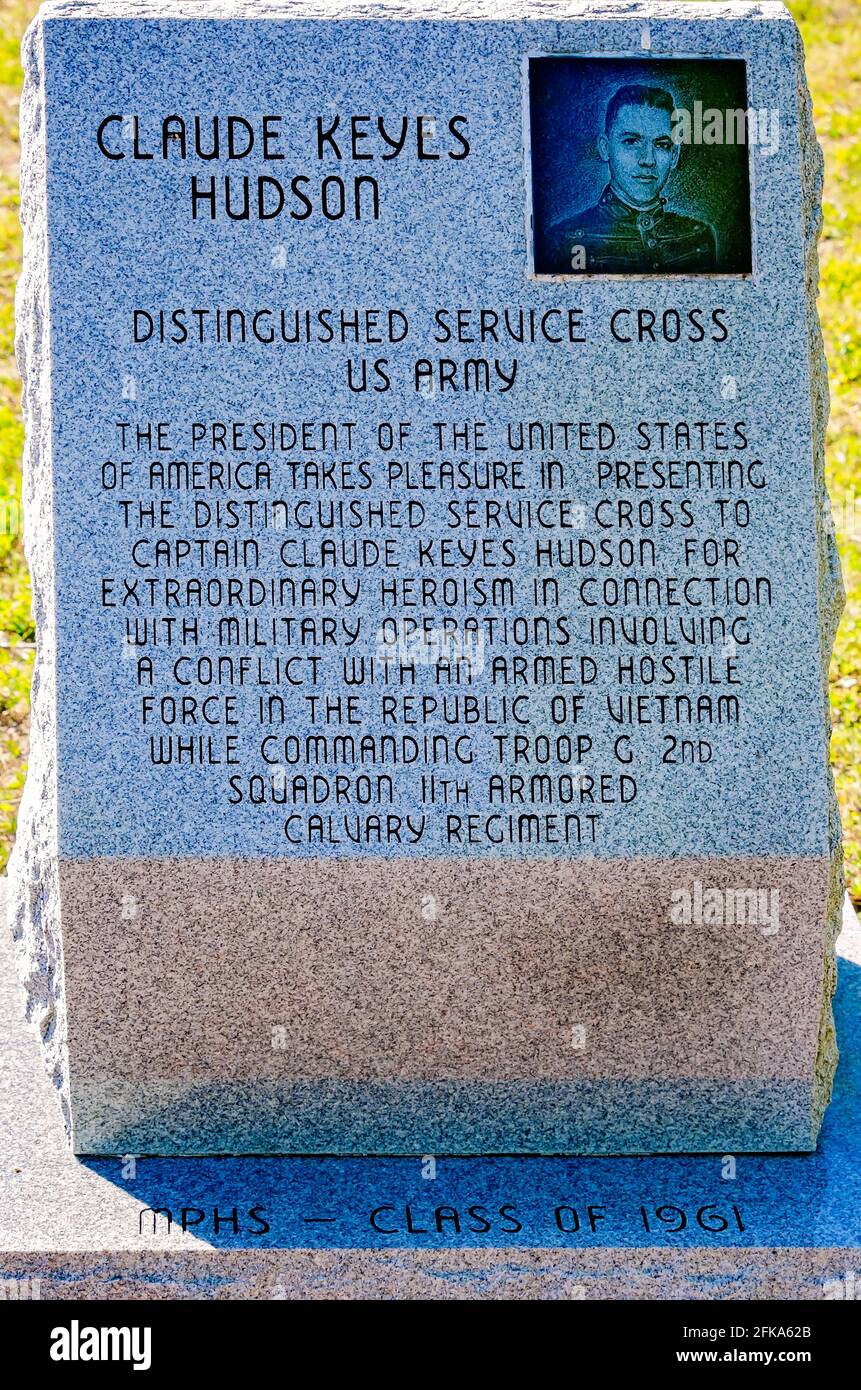 Un monumento onora Claude Keyes Hudson, vincitore del premio Distinguished Service Cross, al Jackson County Veterans Memorial di Moss Point, Mississippi. Foto Stock