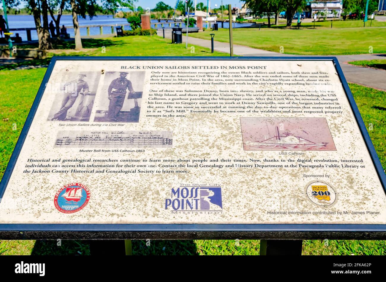 Un marcatore storico rende omaggio ai marinai della Black Union che hanno prestato servizio durante la guerra civile al Jackson County Veterans Memorial a Moss Point, Mississippi. Foto Stock
