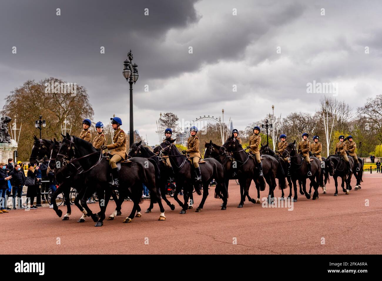 I soldati montati fuori Buckingham Palace pagano i loro rispetti al principe Filippo (il duca di Edimburgo) che era recentemente passato via, Londra, Regno Unito. Foto Stock