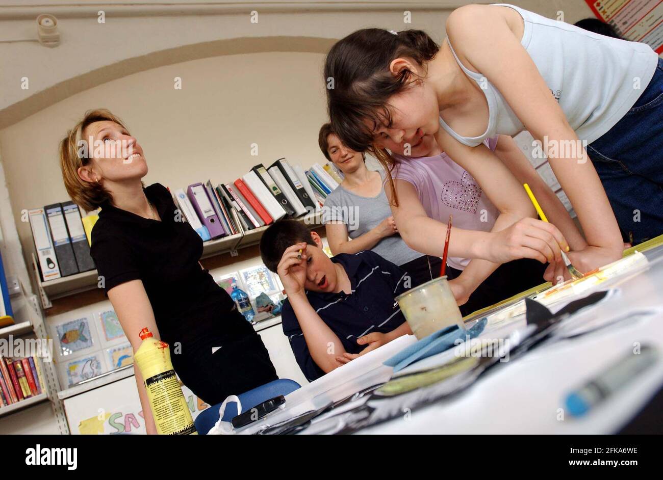 Artista contemporaneo Sam Taylor-Wood lavorando con i bambini del so-ho Parish Primary School sa parte della Big Arts Week.19 giugno 2002 foto Andy Paradise Foto Stock