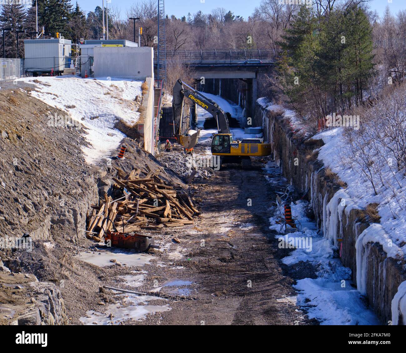 Cantiere di rimozione della piattaforma della stazione o-train di Carling, parte dell'espansione della linea a Ottawa, Canada Foto Stock