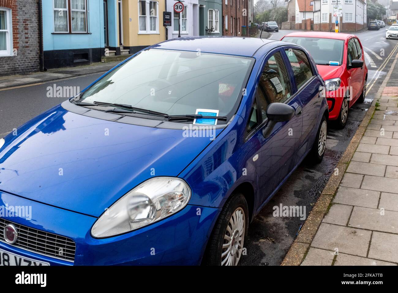 Auto parcheggiate in strada con i biglietti di parcheggio, Lewes, Sussex orientale, Regno Unito. Foto Stock