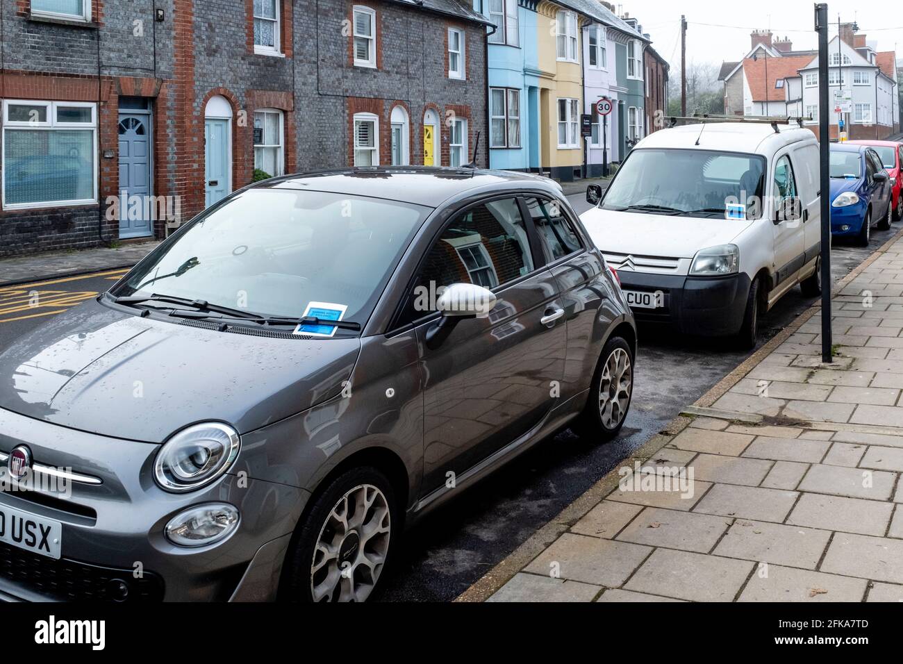 Auto parcheggiate in strada con i biglietti di parcheggio, Lewes, Sussex orientale, Regno Unito. Foto Stock