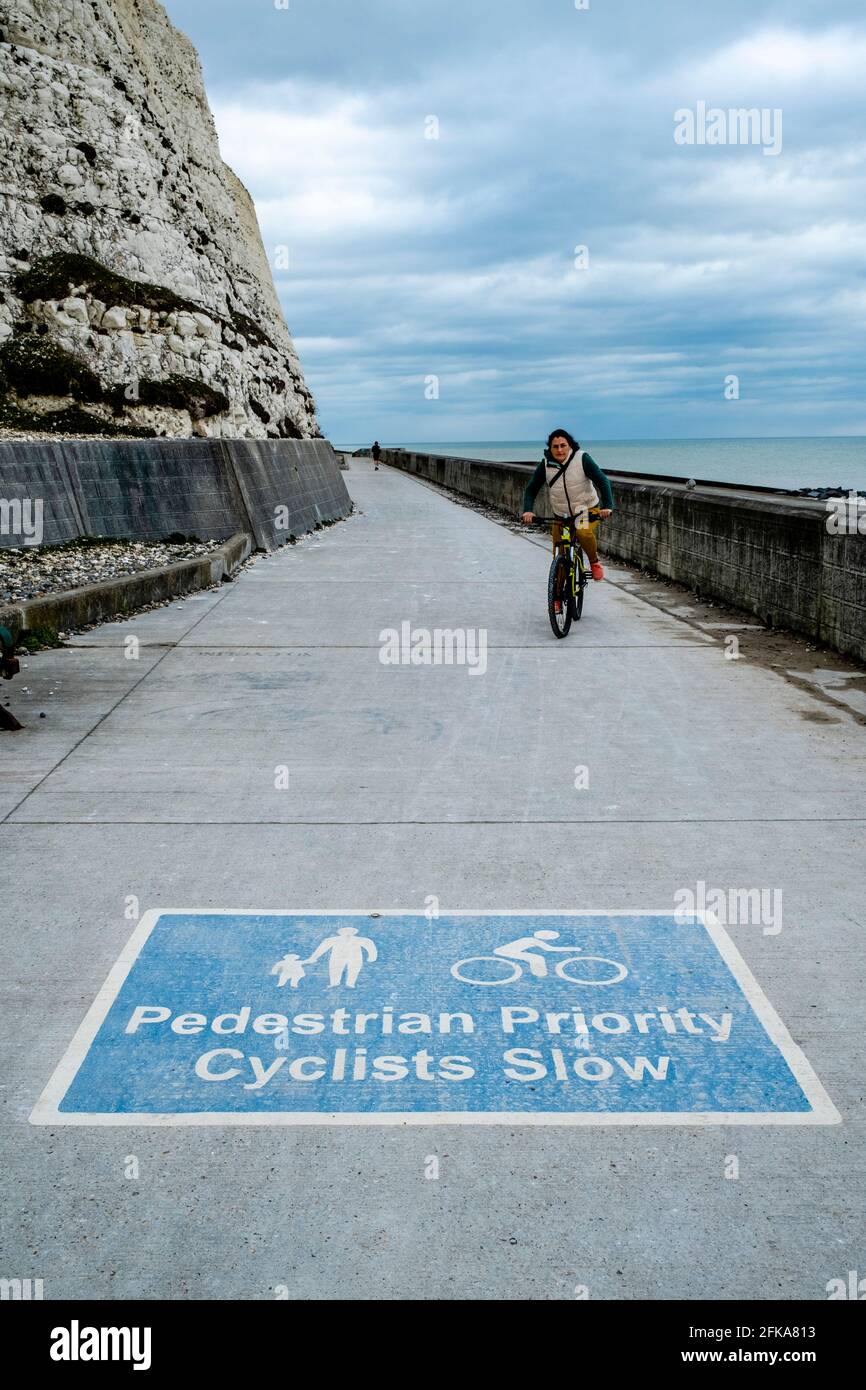 Una ciclista femminile al Undercliff Walk, Rottingdean, (vicino Brighton) Sussex orientale, Regno Unito. Foto Stock