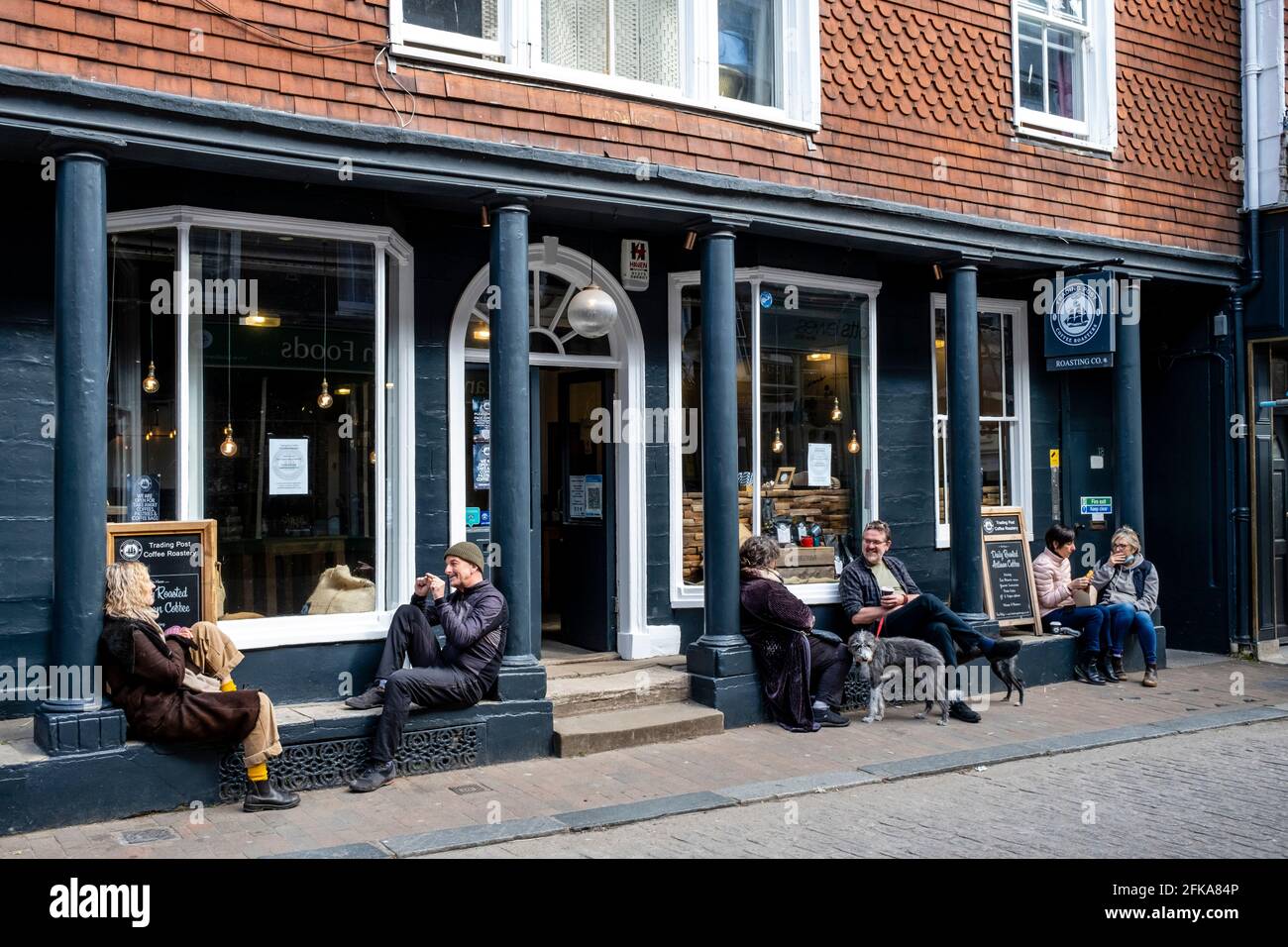 Persone che siedono fuori DA un caffè che parla e beve caffè, Lewes, Sussex orientale, Regno Unito. Foto Stock