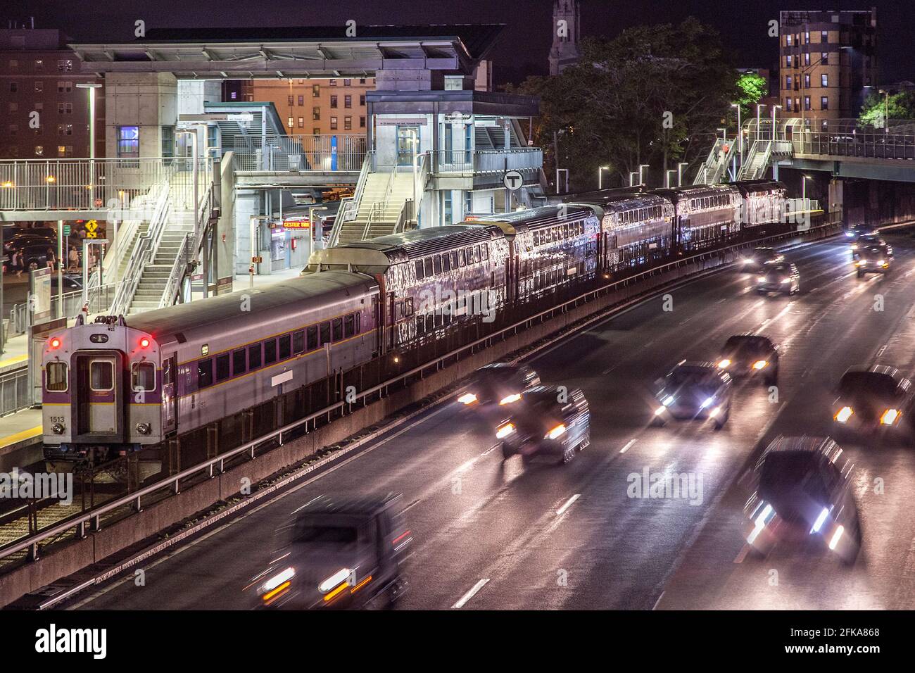 Treno MBTA per pendolari presso la stazione Lansdowne T e la Mass Pike Highway Boston, ma Foto Stock