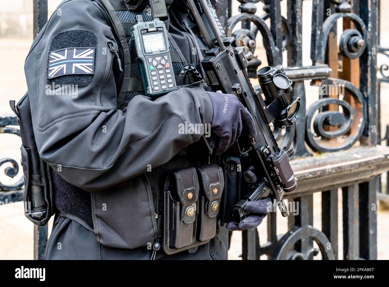 Un ufficiale di polizia britannico Armed a Whitehall, Londra, Regno Unito. Foto Stock