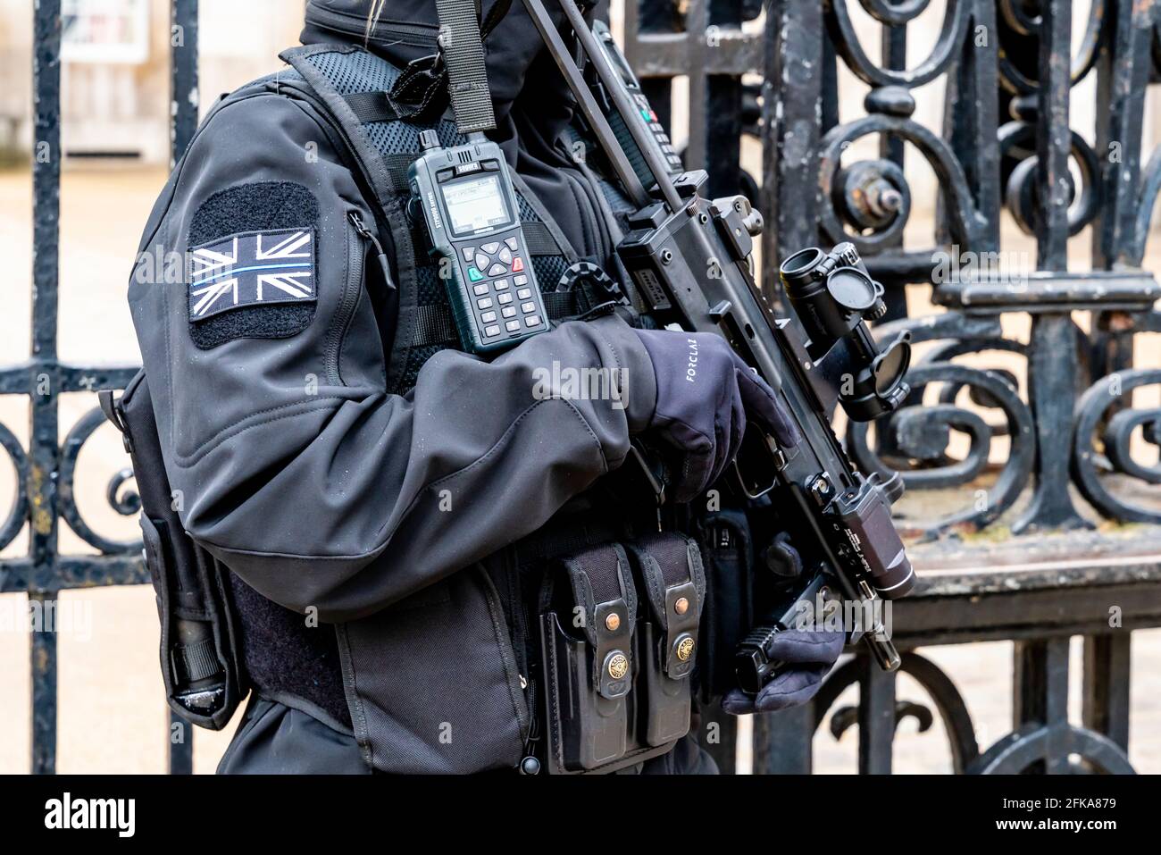 Un ufficiale di polizia britannico Armed a Whitehall, Londra, Regno Unito. Foto Stock