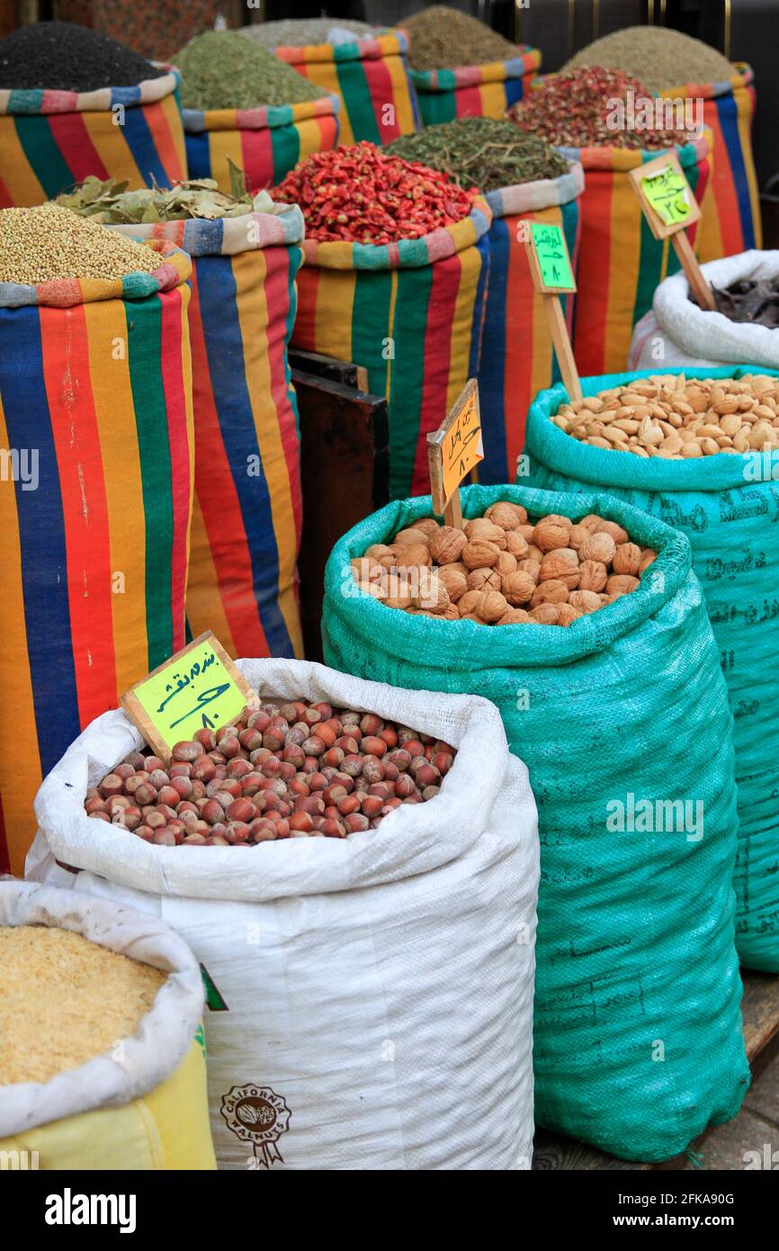 Sacchetti di noci e spezie in vendita al mercato al Cairo, Egitto Foto Stock