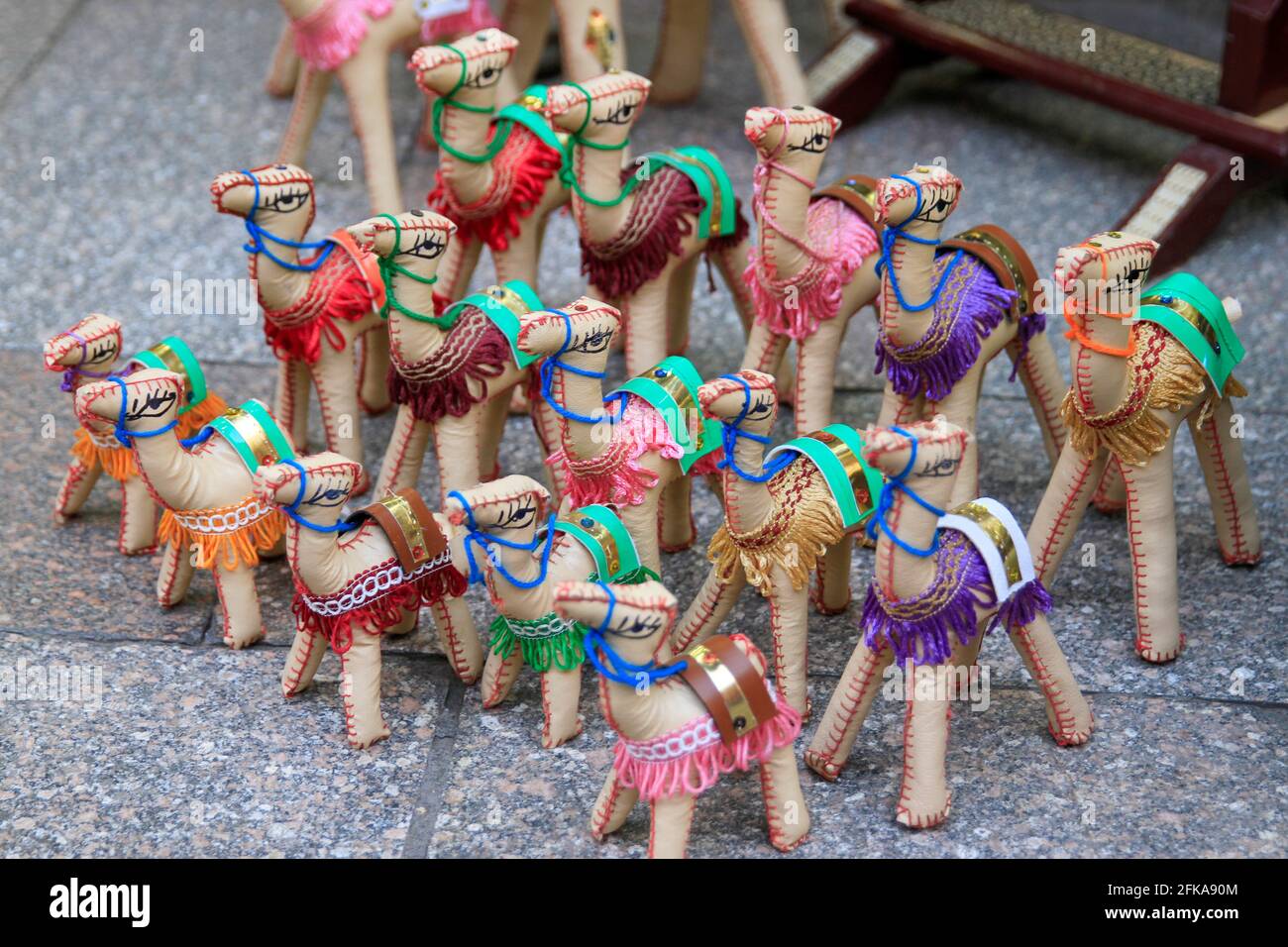 File di colorati cammelli ripieni di souvenir al mercato al Cairo, Egitto Foto Stock