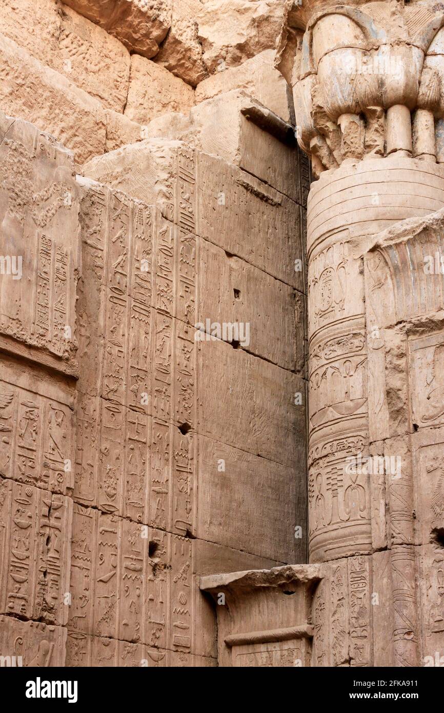 Primo piano di colonna e muro con geroglifici al Tempio di Edfu, Edfu, Egitto Foto Stock