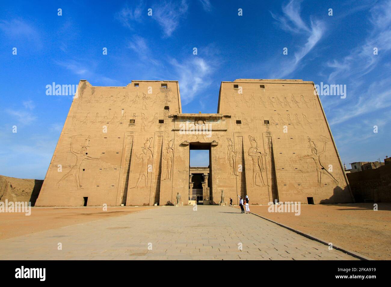 Ingresso principale al Tempio di Edfu con cielo blu, Edfu, Egitto Foto Stock