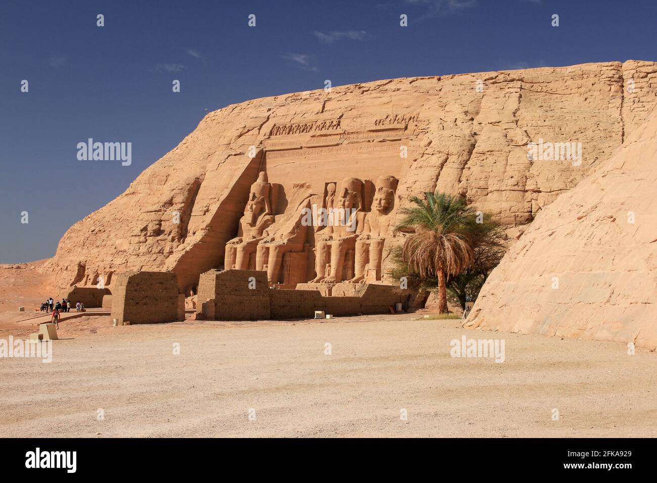 Grande Tempio di Ramses II con cielo blu ad Abu Simbel, Egitto Foto Stock