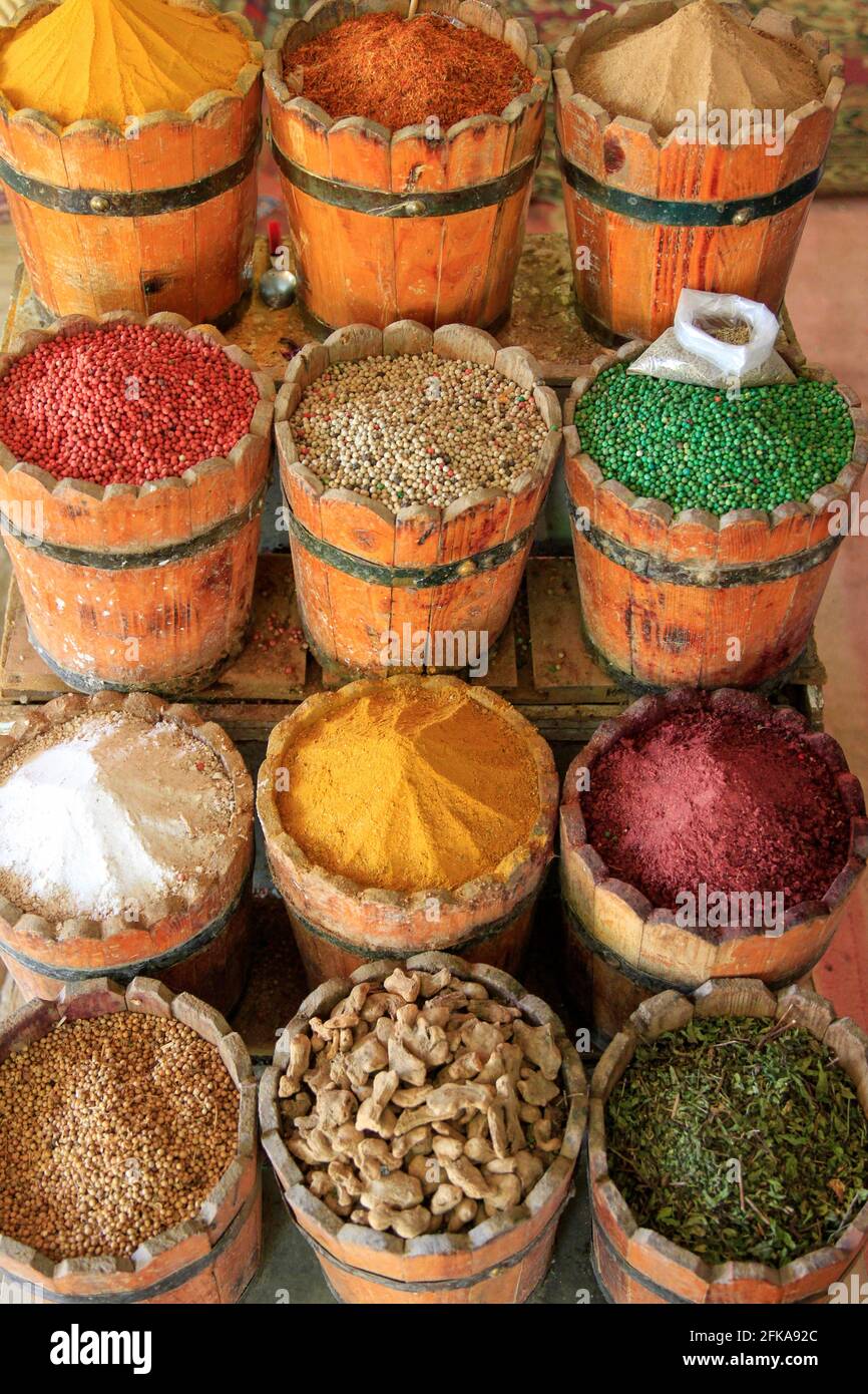 Barili di legno di spezie colorate e lenticchie nel mercato all'aperto, Philae, Egitto Foto Stock
