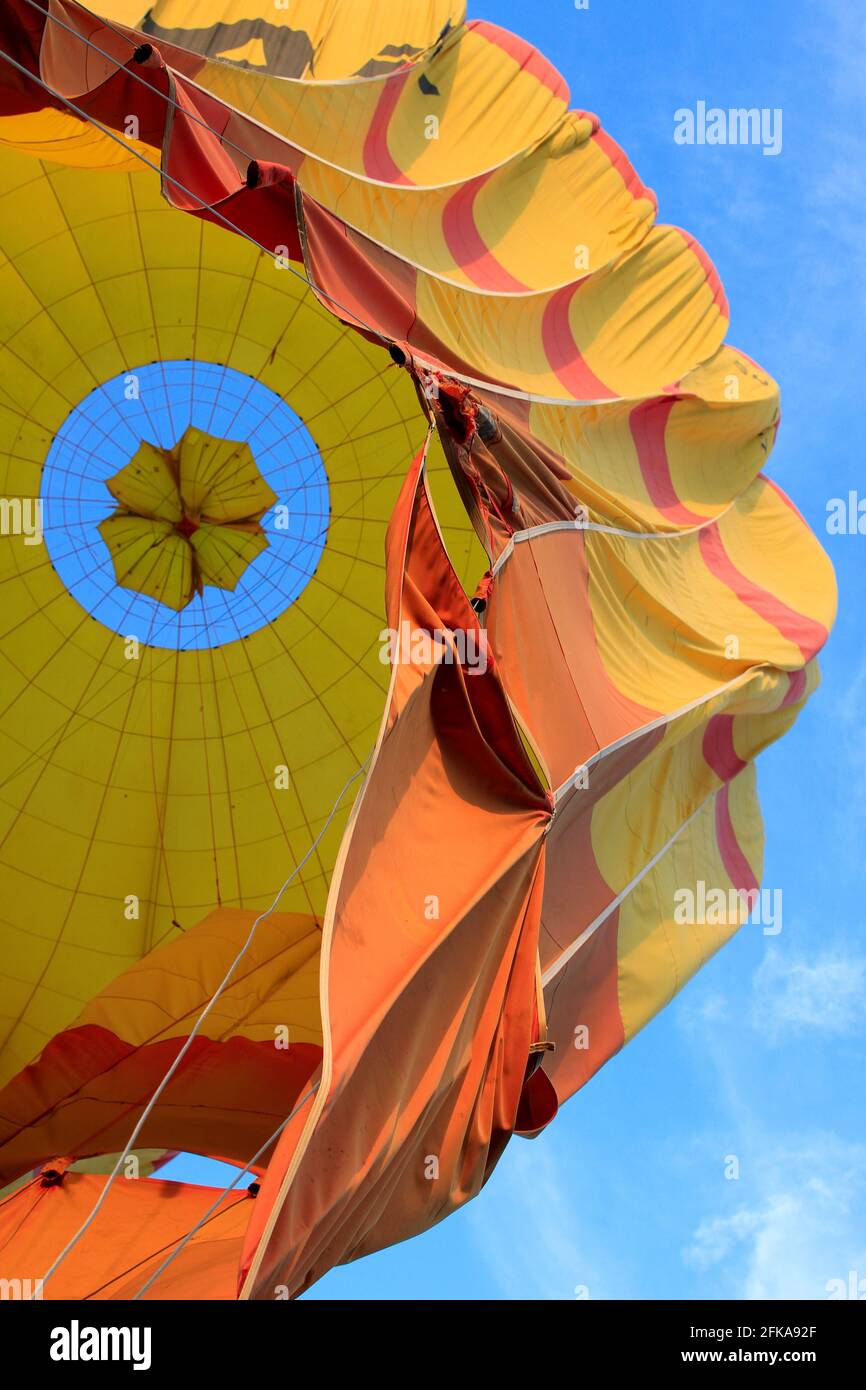 Vista dal basso dell'interno della colorata mongolfiera contro il cielo blu, Luxor, Egitto Foto Stock