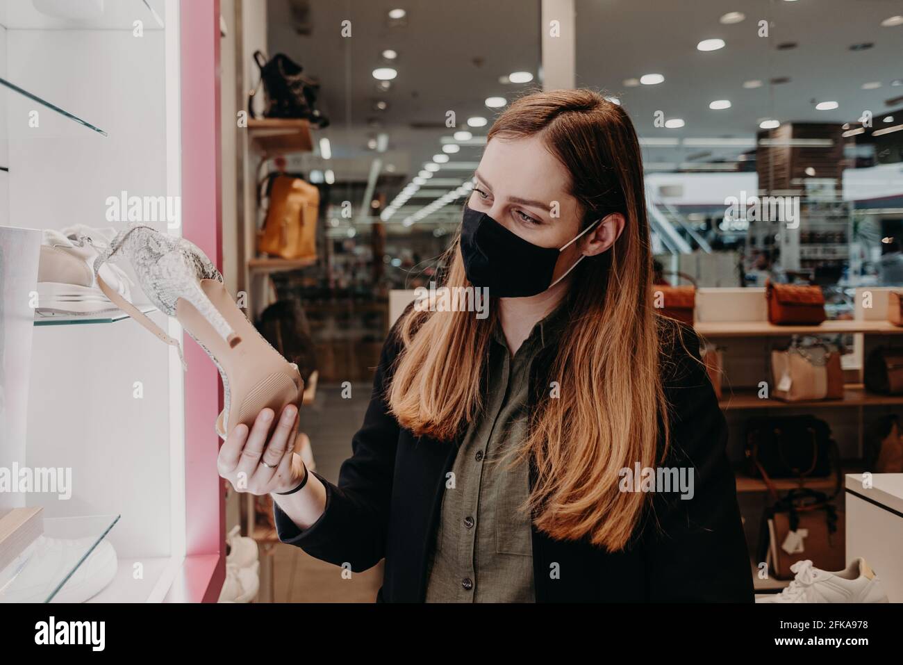 Sarajevo, Bosnia-Erzegovina - 26.04.2021: Donna che acquista in negozio dopo la riapertura, dopo il covid 19 blocco Foto Stock