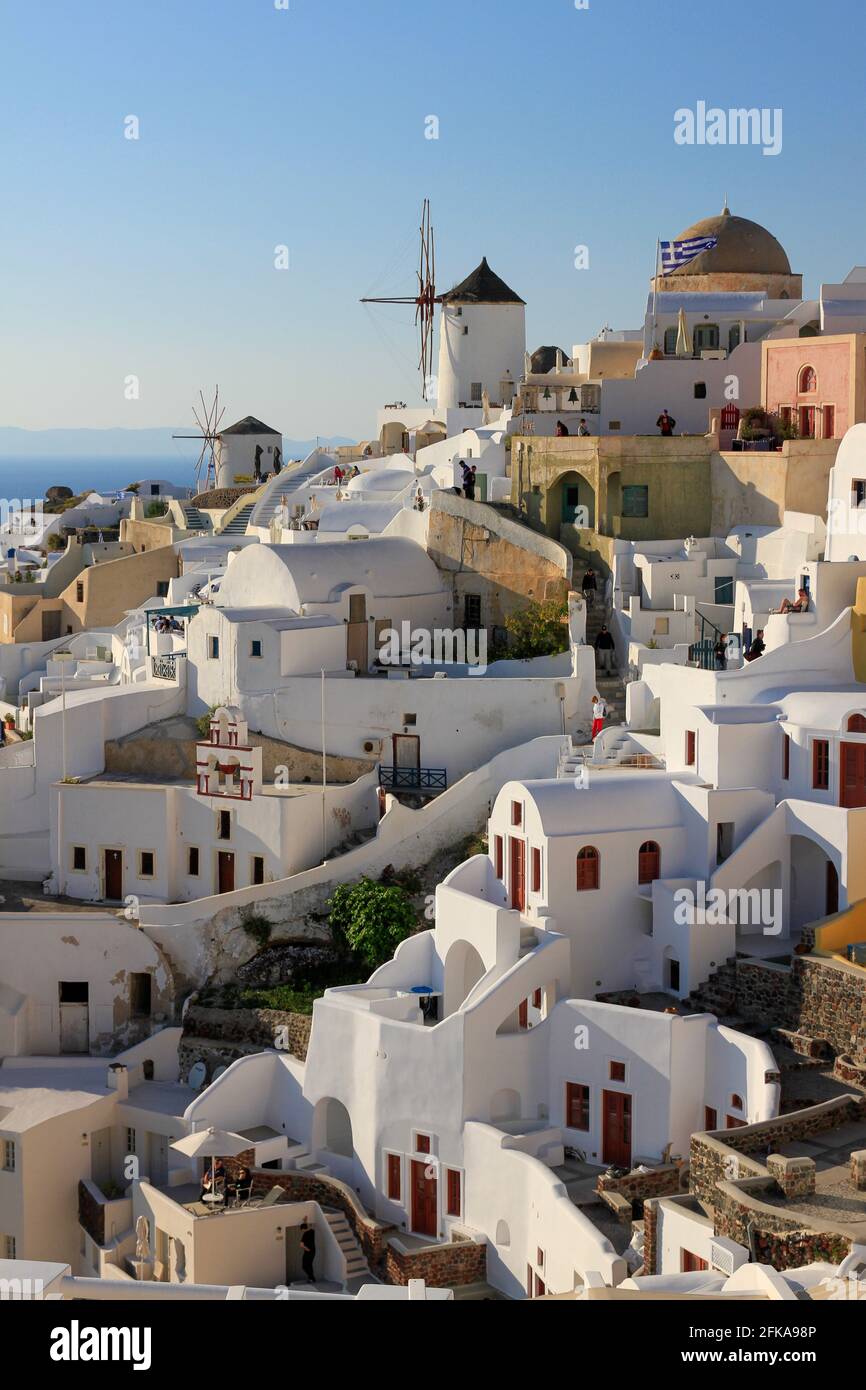Paesaggio urbano di edifici bianchi a Oia, Santorini, Grecia Foto Stock