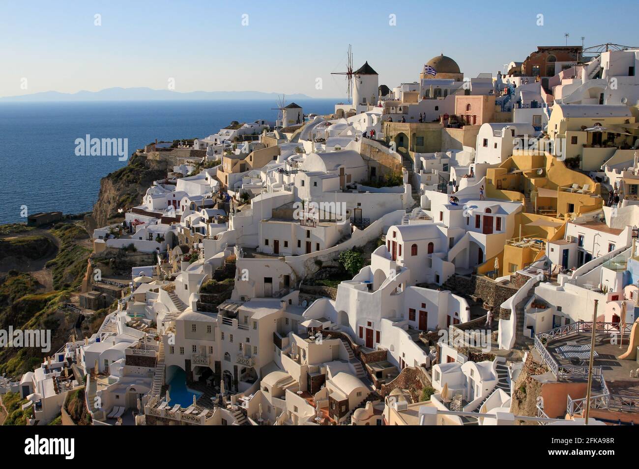 Paesaggio urbano di edifici bianchi a Oia, Santorini, Grecia Foto Stock