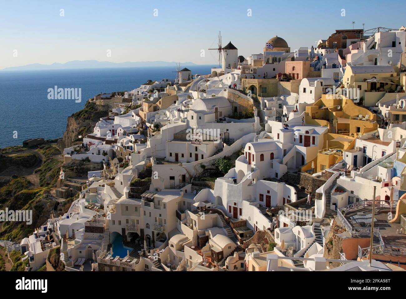 Paesaggio urbano di edifici bianchi a Oia, Santorini, Grecia Foto Stock