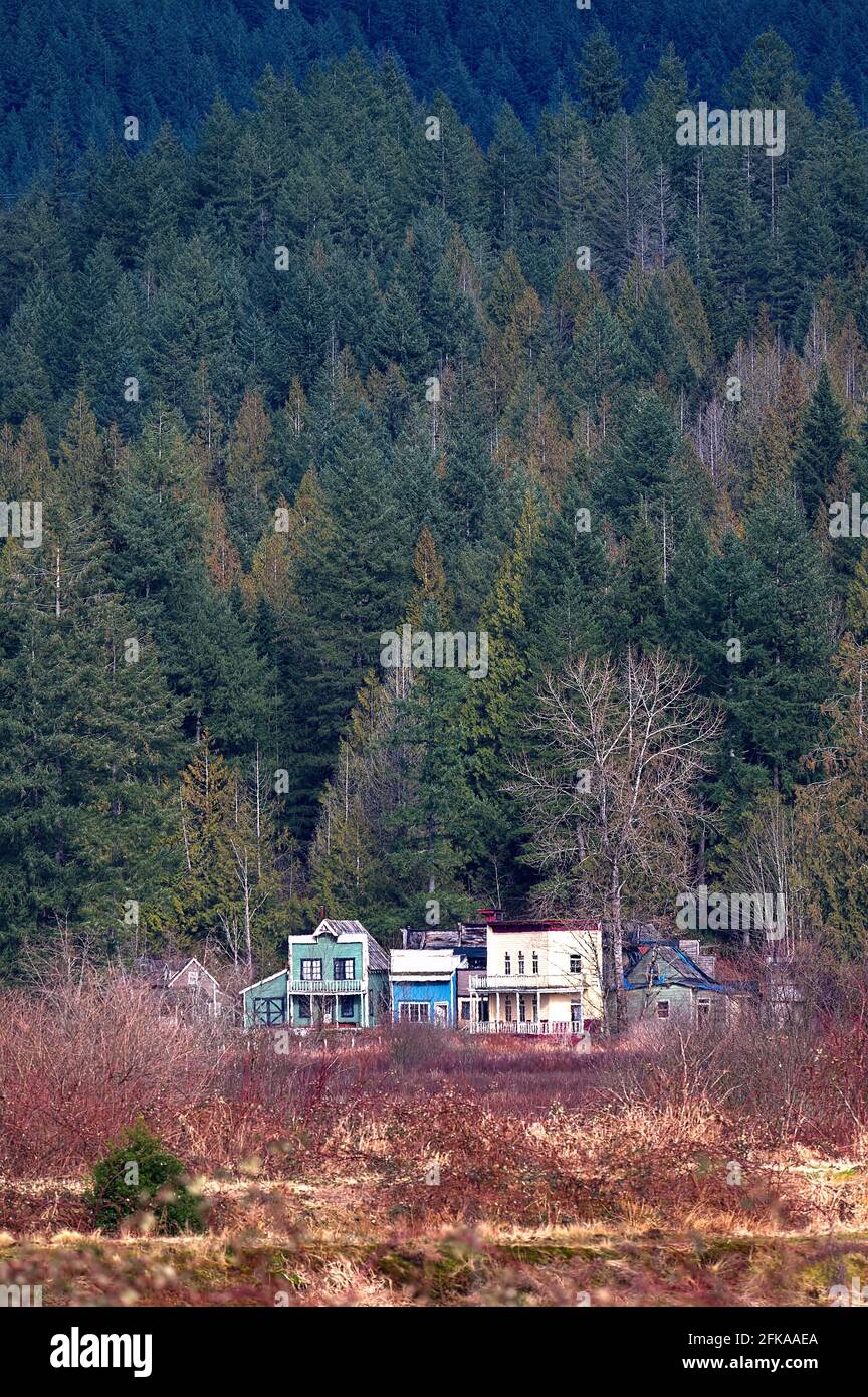 Un vecchio set cinematografico del West conosciuto come "Bordertown" alla base di una montagna a Maple Ridge, B. C., Canada Foto Stock