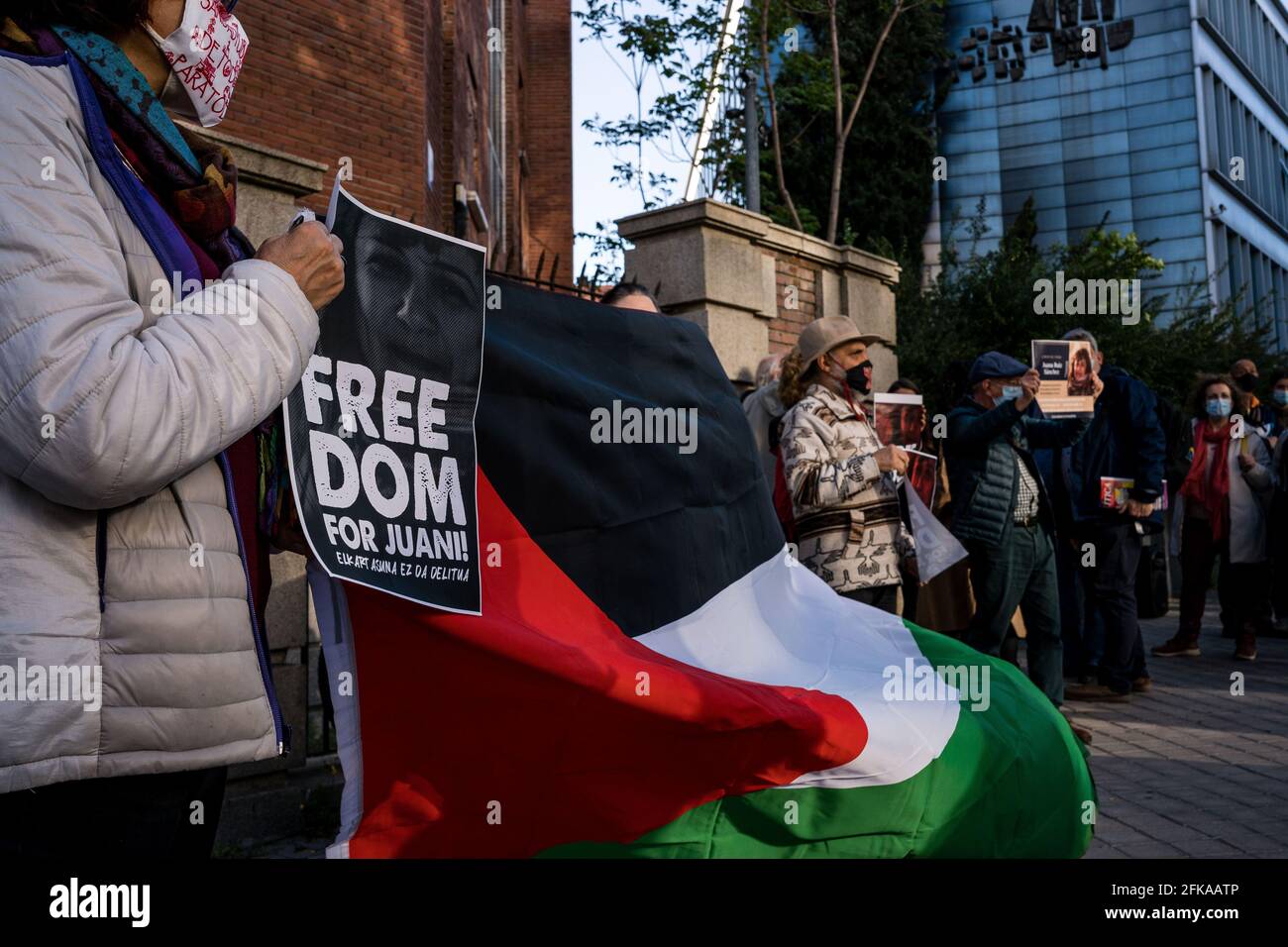 Un manifestante che tiene un cartello con la scritta ' Freedom for Juan' e una bandiera durante la dimostrazione. Decine di persone manifestano di fronte all'ambasciata israeliana mentre chiedono il rilascio della cittadina spagnola Juana Ruiz Sánchez, che da oltre 35 anni collabora con i "comitati per il lavoro sanitario" dell'organizzazione sanitaria palestinese. Juana è stata detenuta dalle autorità israeliane il 13 aprile 2021, quando più di 20 soldati israeliani armati sono scesi a casa sua la mattina presto, nella città di Beit Sahour, in Cisgiordania. (Foto di Diego Radames/SOPA Images/Sipa USA) Foto Stock