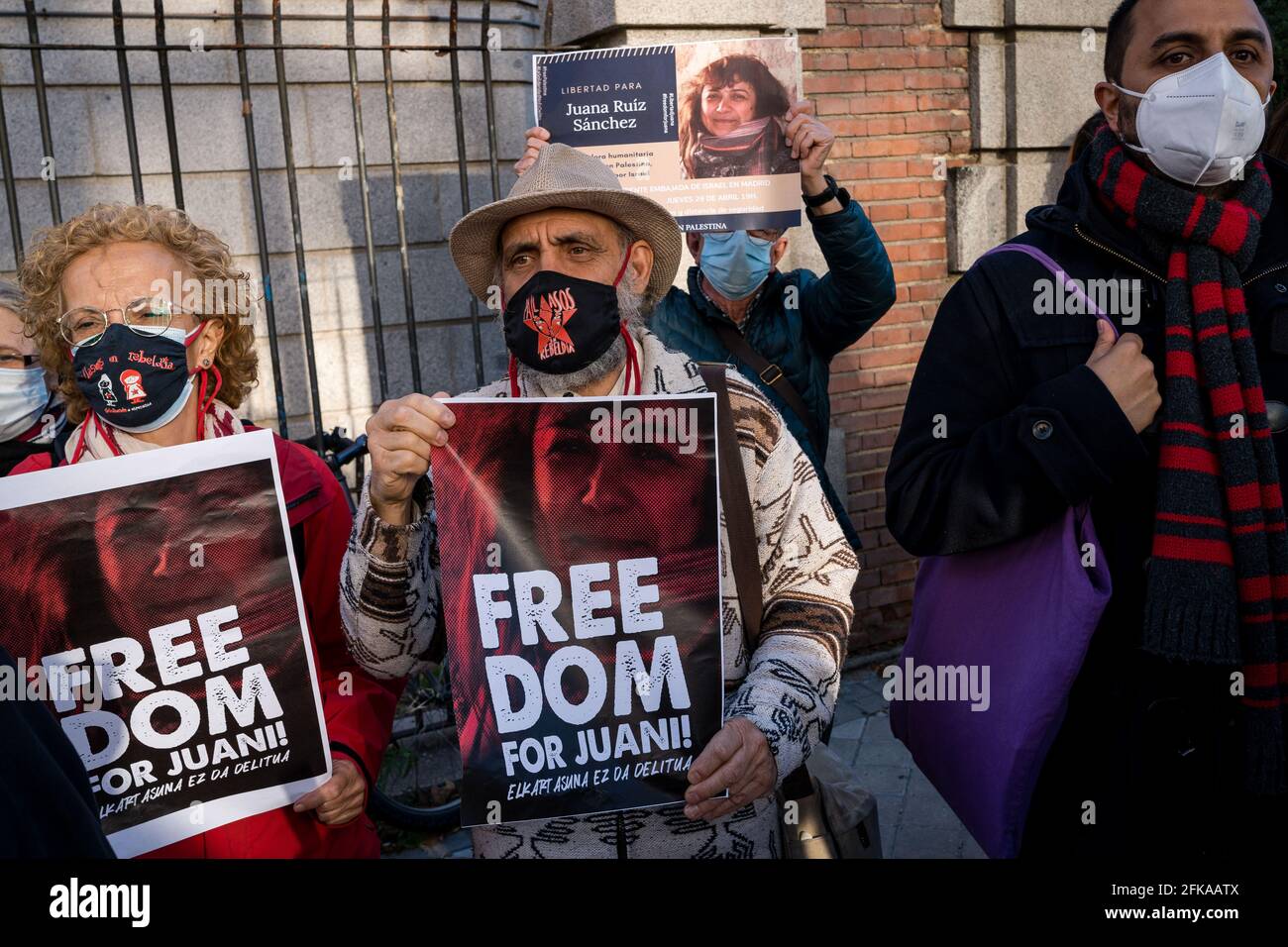 I manifestanti hanno in mano dei cartelli con la scritta "Freedom for Juan" durante la dimostrazione. Decine di persone manifestano di fronte all'ambasciata israeliana mentre chiedono il rilascio della cittadina spagnola Juana Ruiz Sánchez, che da oltre 35 anni collabora con i "comitati per il lavoro sanitario" dell'organizzazione sanitaria palestinese. Juana è stata detenuta dalle autorità israeliane il 13 aprile 2021, quando più di 20 soldati israeliani armati sono scesi a casa sua la mattina presto, nella città di Beit Sahour, in Cisgiordania. (Foto di Diego Radames/SOPA Images/Sipa USA) Foto Stock