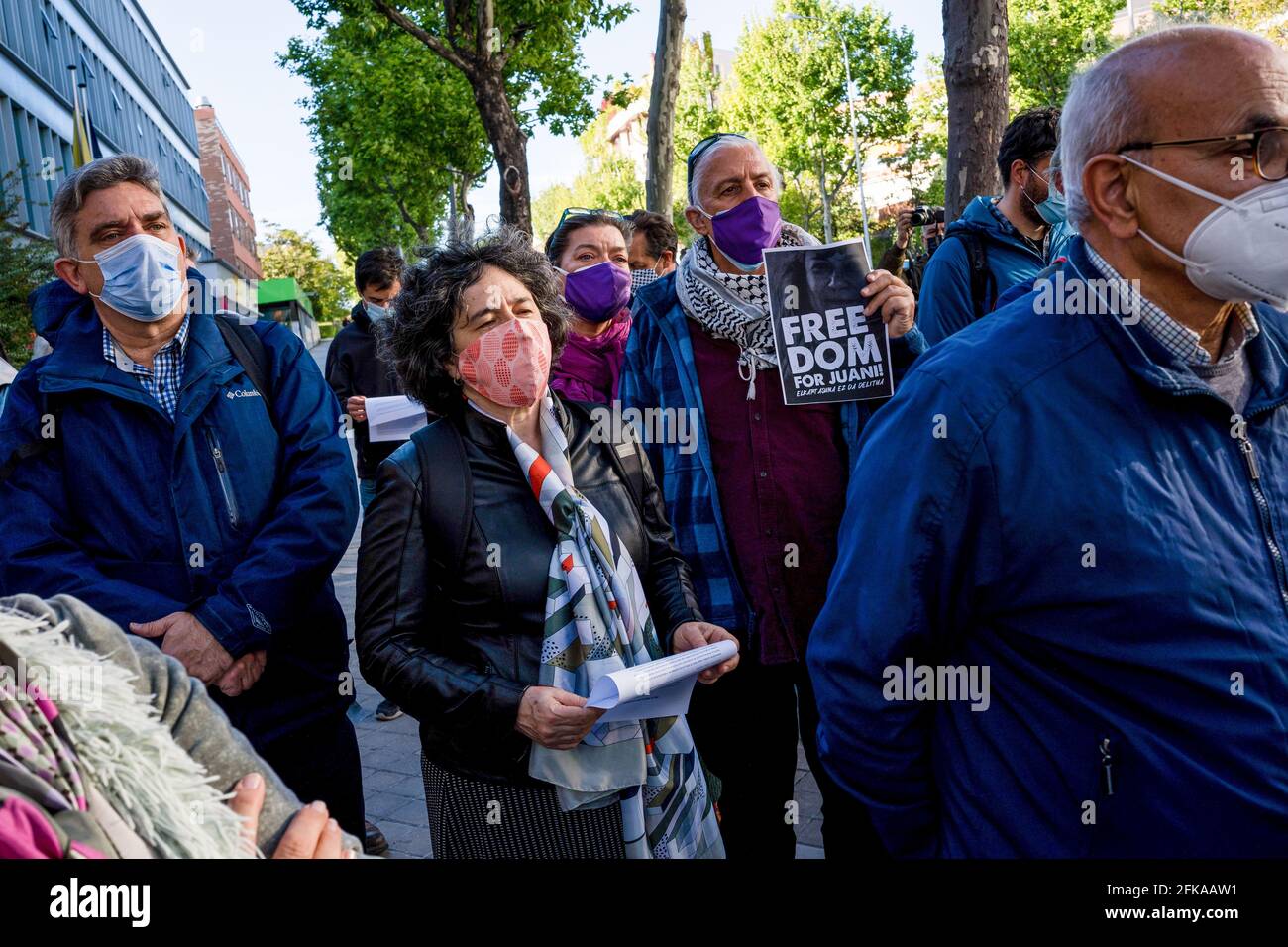 Un protestore che tiene un cartello che dice 'libertà per Juan' durante la dimostrazione. Decine di persone manifestano di fronte all'ambasciata israeliana mentre chiedono il rilascio della cittadina spagnola Juana Ruiz Sánchez, che da oltre 35 anni collabora con i "comitati per il lavoro sanitario" dell'organizzazione sanitaria palestinese. Juana è stata detenuta dalle autorità israeliane il 13 aprile 2021, quando più di 20 soldati israeliani armati sono scesi a casa sua la mattina presto, nella città di Beit Sahour, in Cisgiordania. (Foto di Diego Radames/SOPA Images/Sipa USA) Foto Stock