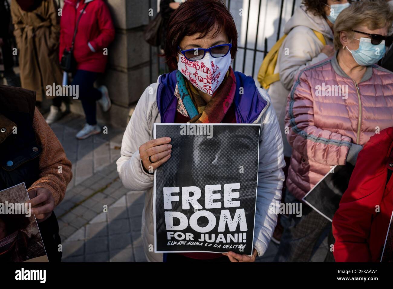 Un protestore che tiene un cartello che dice 'libertà per Juan' durante la dimostrazione. Decine di persone manifestano di fronte all'ambasciata israeliana mentre chiedono il rilascio della cittadina spagnola Juana Ruiz Sánchez, che da oltre 35 anni collabora con i "comitati per il lavoro sanitario" dell'organizzazione sanitaria palestinese. Juana è stata detenuta dalle autorità israeliane il 13 aprile 2021, quando più di 20 soldati israeliani armati sono scesi a casa sua la mattina presto, nella città di Beit Sahour, in Cisgiordania. (Foto di Diego Radames/SOPA Images/Sipa USA) Foto Stock
