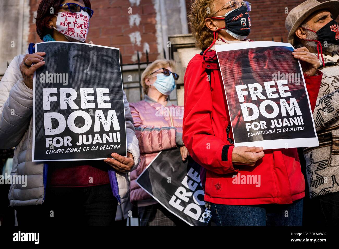 I manifestanti hanno in mano dei cartelli con la scritta "Freedom for Juan" durante la dimostrazione. Decine di persone manifestano di fronte all'ambasciata israeliana mentre chiedono il rilascio della cittadina spagnola Juana Ruiz Sánchez, che da oltre 35 anni collabora con i "comitati per il lavoro sanitario" dell'organizzazione sanitaria palestinese. Juana è stata detenuta dalle autorità israeliane il 13 aprile 2021, quando più di 20 soldati israeliani armati sono scesi a casa sua la mattina presto, nella città di Beit Sahour, in Cisgiordania. (Foto di Diego Radames/SOPA Images/Sipa USA) Foto Stock