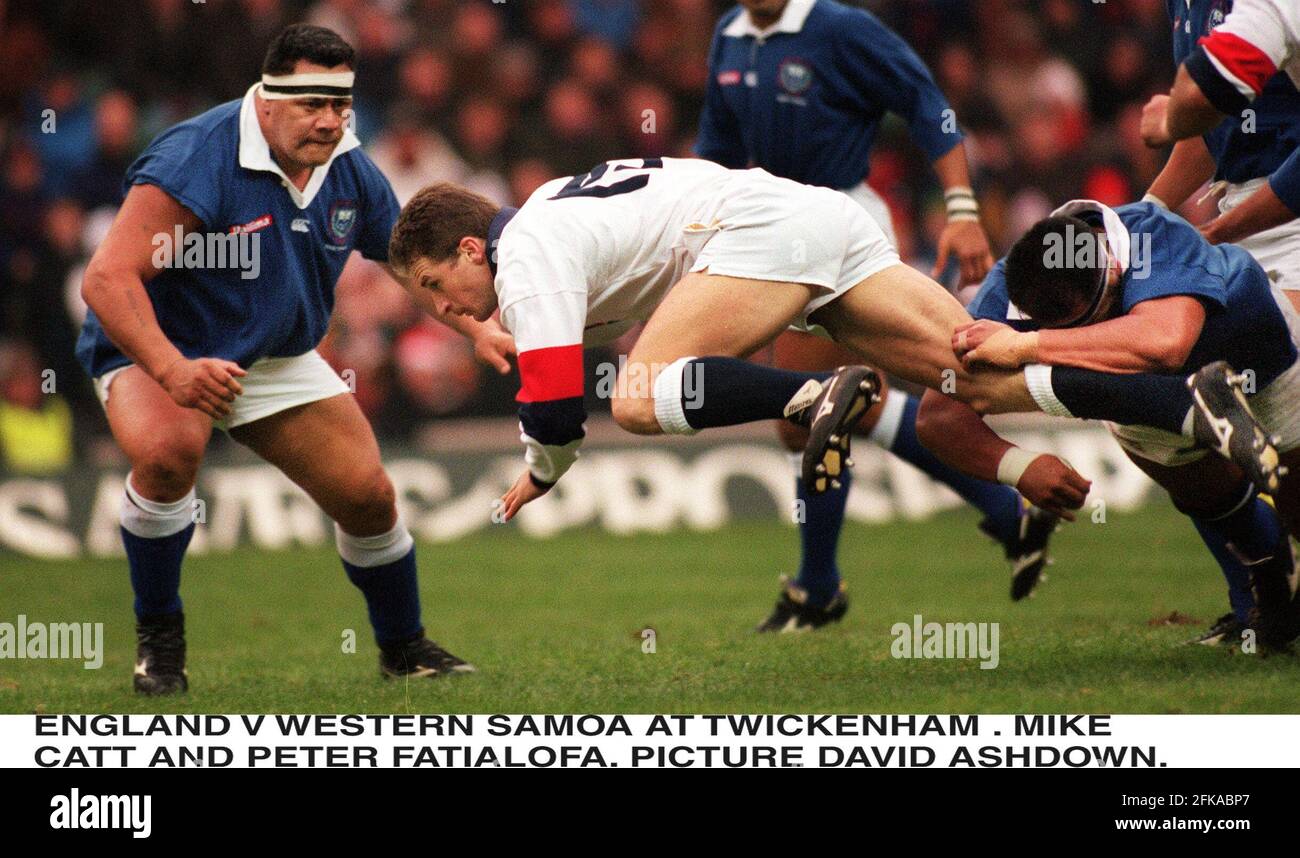 Mike Catt viene affrontato durante l'Inghilterra contro Western Samoa partita a Twickenham Foto Stock