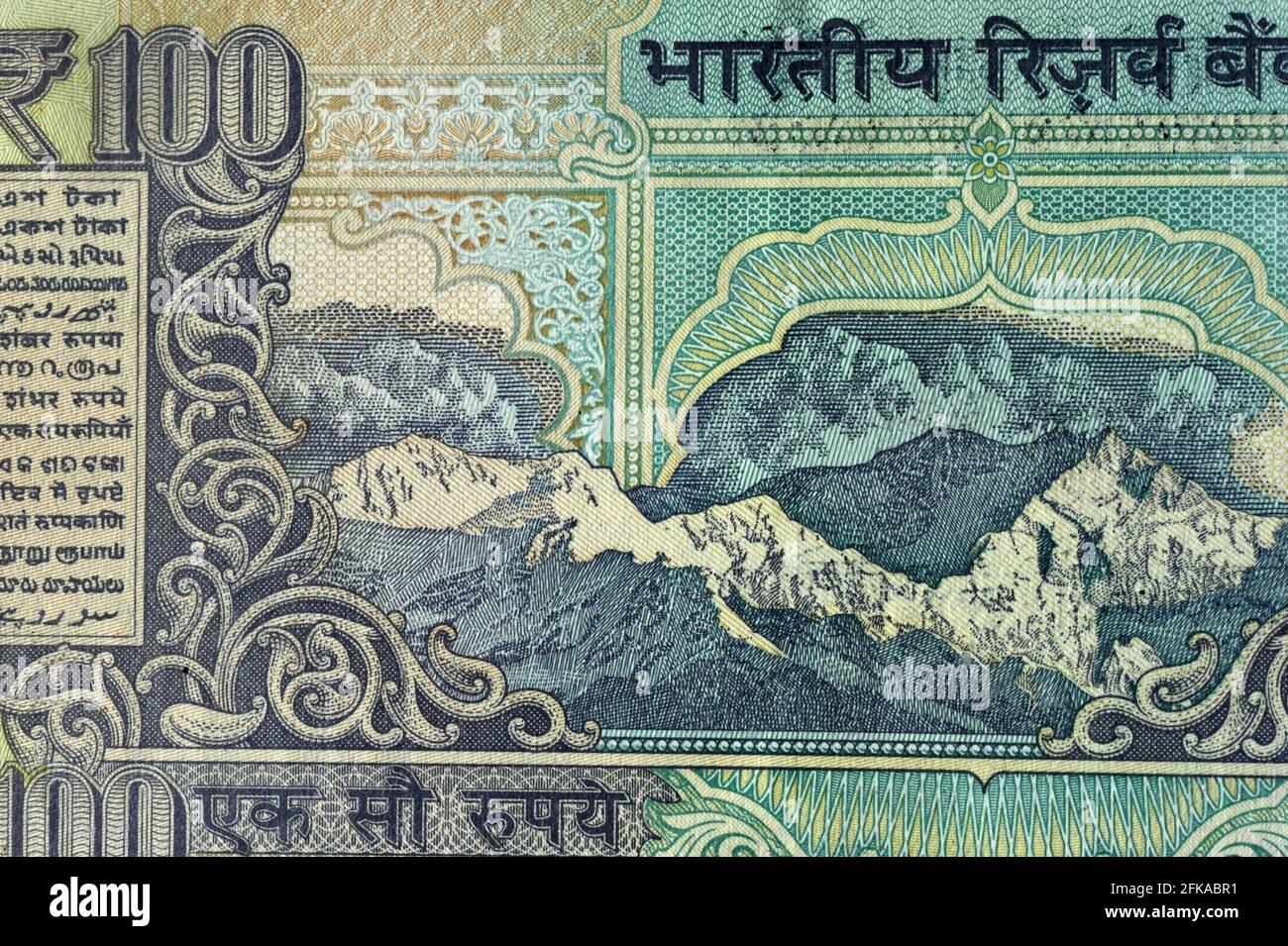 Mumbai India Asia aprile 18 2021 Banca di riserva dell'india L'Himalaya è una catena montuosa a nord in L'India ha stampato il contrario su cento rupie vecchie Foto Stock
