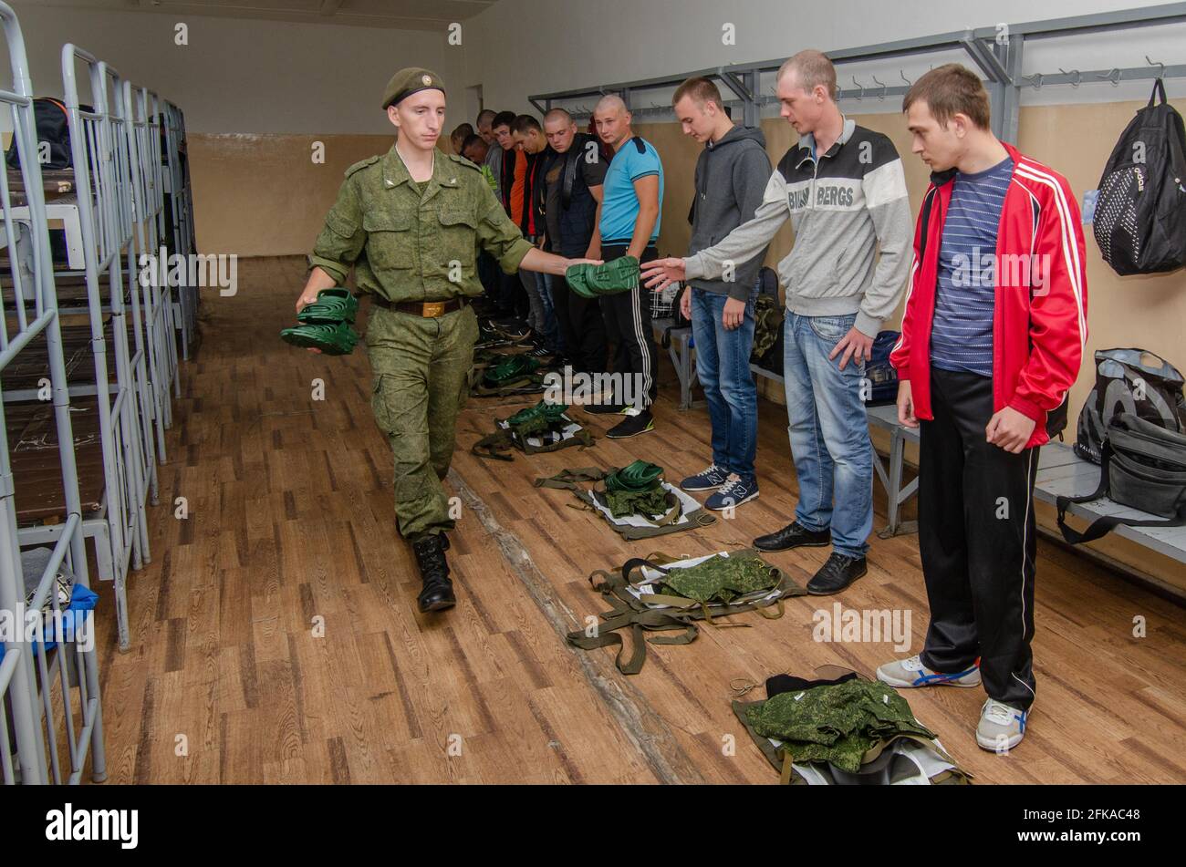 Tambov, Russia. 25 Giugno 2014. Un soldato dell'esercito russo distribuisce beni personali per reclutare in una stazione di reclutamento nella città di Tambov prima di essere inviato a servire nell'esercito. Credit: Liver Vlasov/SOPA Images/ZUMA Wire/Alamy Live News Foto Stock