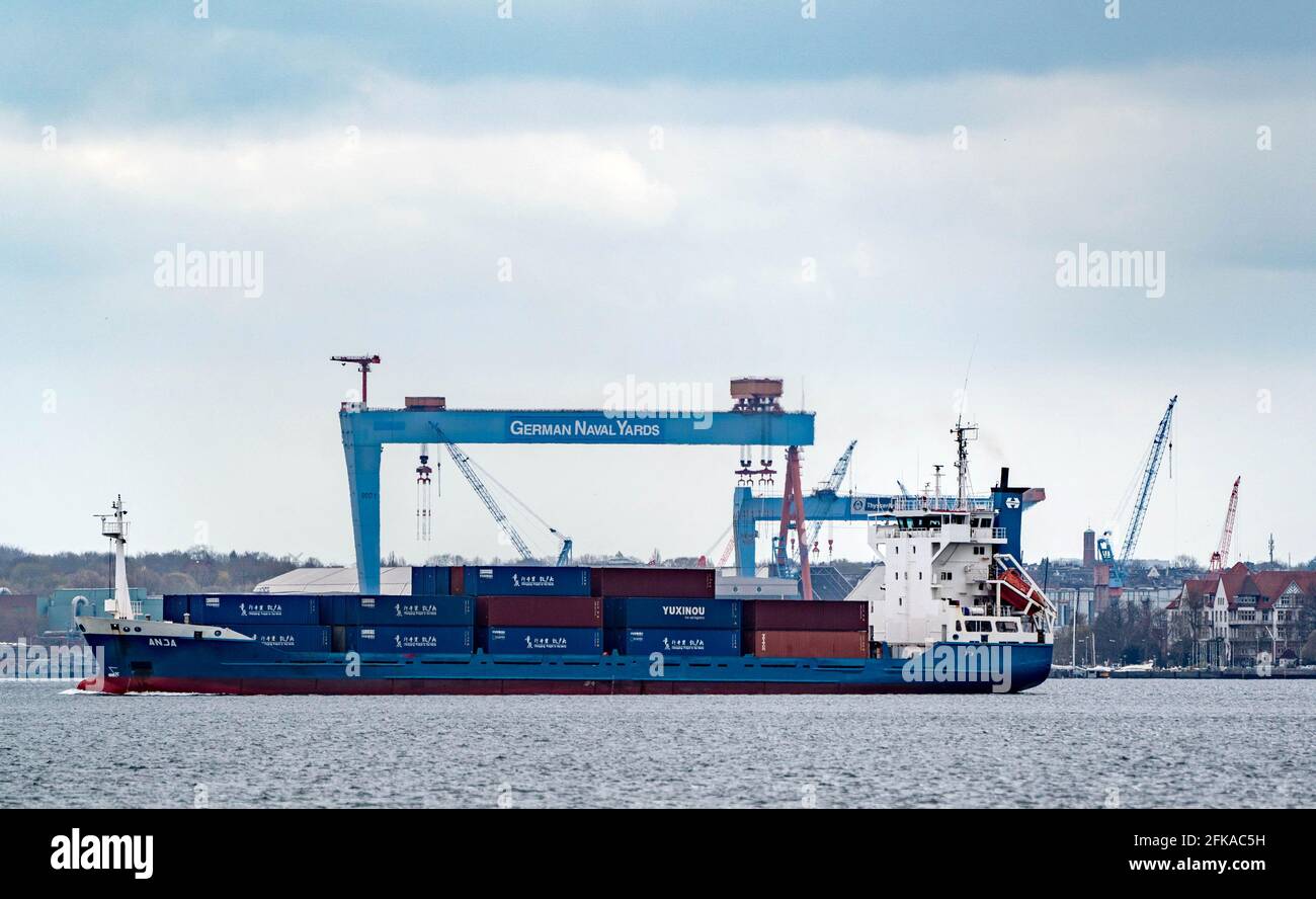 Kiel, Germania. 21 Apr 2021. La nave portacontainer "Anja" passa attraverso i cantieri navali tedeschi sul fiordo. Il prodotto interno lordo (PIL) è calcolato dall'Ufficio federale di statistica e misura le prestazioni economiche di un'economia nazionale. Credit: Axel Heimken/dpa/Alamy Live News Foto Stock