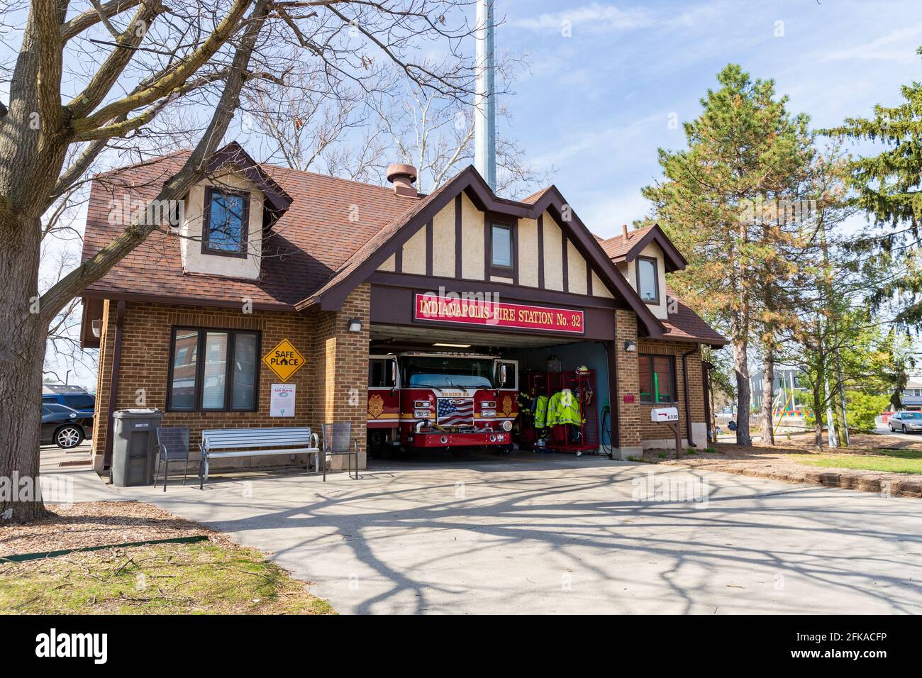 Indianapolis, IN - 30 marzo 2021: Stazione dei vigili del fuoco di Indianapolis n. 32 Broad Ripple, sul registro nazionale dei luoghi storici. Foto Stock