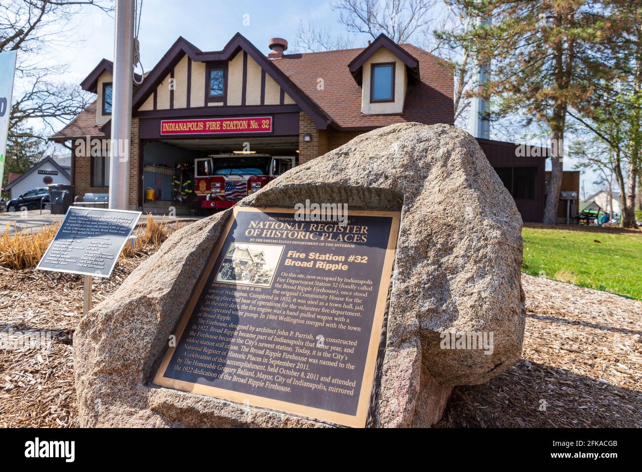Indianapolis, IN - 30 marzo 2021: Stazione dei vigili del fuoco di Indianapolis n. 32 Broad Ripple, sul registro nazionale dei luoghi storici. Foto Stock