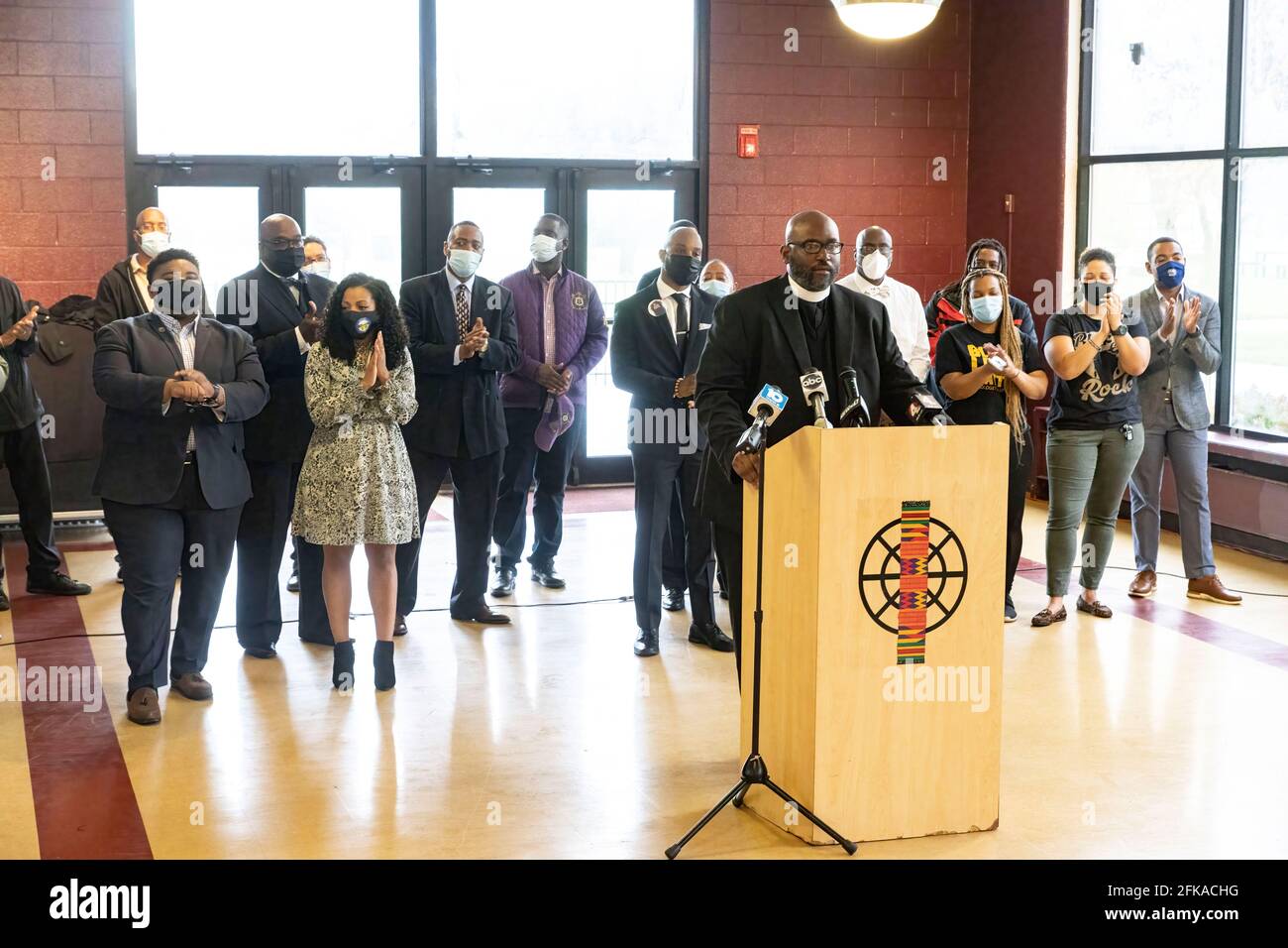 Il reverendo Derrick Holmes della seconda Chiesa Battista di Circleville, Ohio, presenta vari relatori con diversi background durante una conferenza stampa per discutere la responsabilità della polizia di Columbus. Diversi leader della comunità afroamericana a Colombo si sono incontrati per parlare dello stato del Dipartimento di polizia di Colombo e l'ultimo appello di Andrew Ginther al Dipartimento di Giustizia per indagare sulla Divisione di polizia di Colombo in seguito alle uccisioni e alla morte della polizia di Ma'Khia Bryant. La Columbus Police Accountability Coalition guidata dal procuratore Sean Walton, avvocato di Casey Goodson Jr's fa Foto Stock