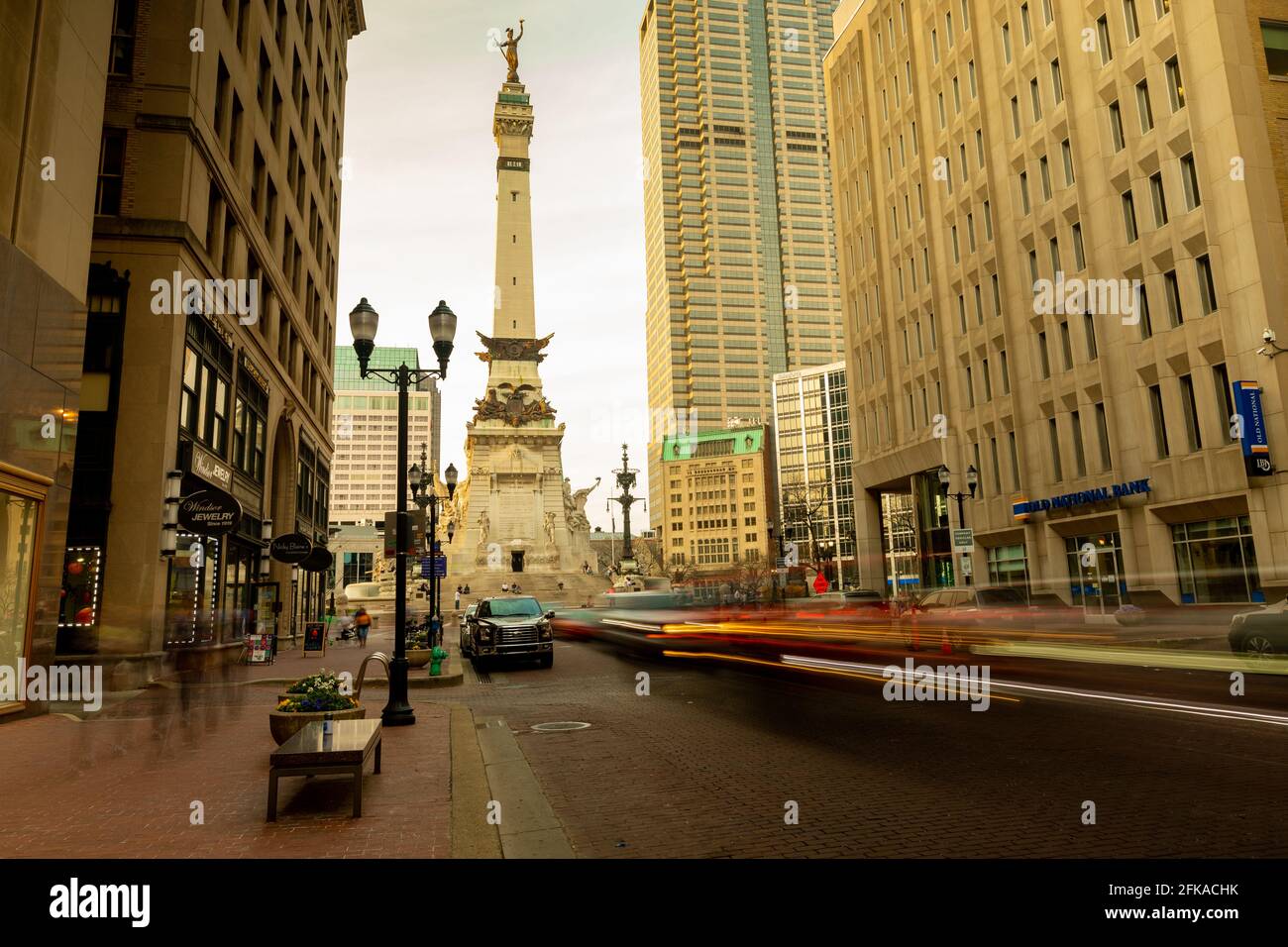 Indianapolis, IN - 4 aprile 2021: Il monumento ai soldati e ai marinai dello stato dell'Indiana sul Monument Circle di Indianapolis, IN con sfocatura del movimento Foto Stock