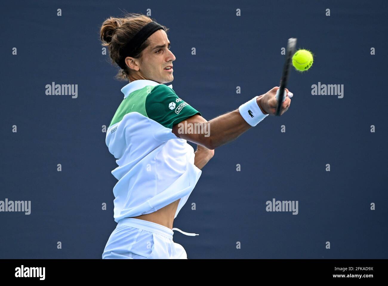 Miami Gardens, Florida, Stati Uniti. 24 Marzo 2021. Pierre-Hugues Herbert di Francia colpisce una fronte durante la sua vittoria su Pedro Sousa del Portogallo nel primo round del Miami Open il 24 marzo 2021 sui terreni dell'Hard Rock Stadium a Miami Gardens, Florida. Mike Lawrence/CSM/Alamy Live News Foto Stock