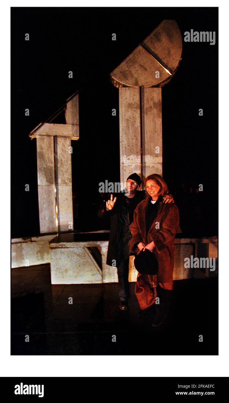 Ringo Starr con Susan Kenny alla cerimonia di svelare La scultura di Michael Kenny ha rotto la simmetria nel New Greenham Park Foto Stock