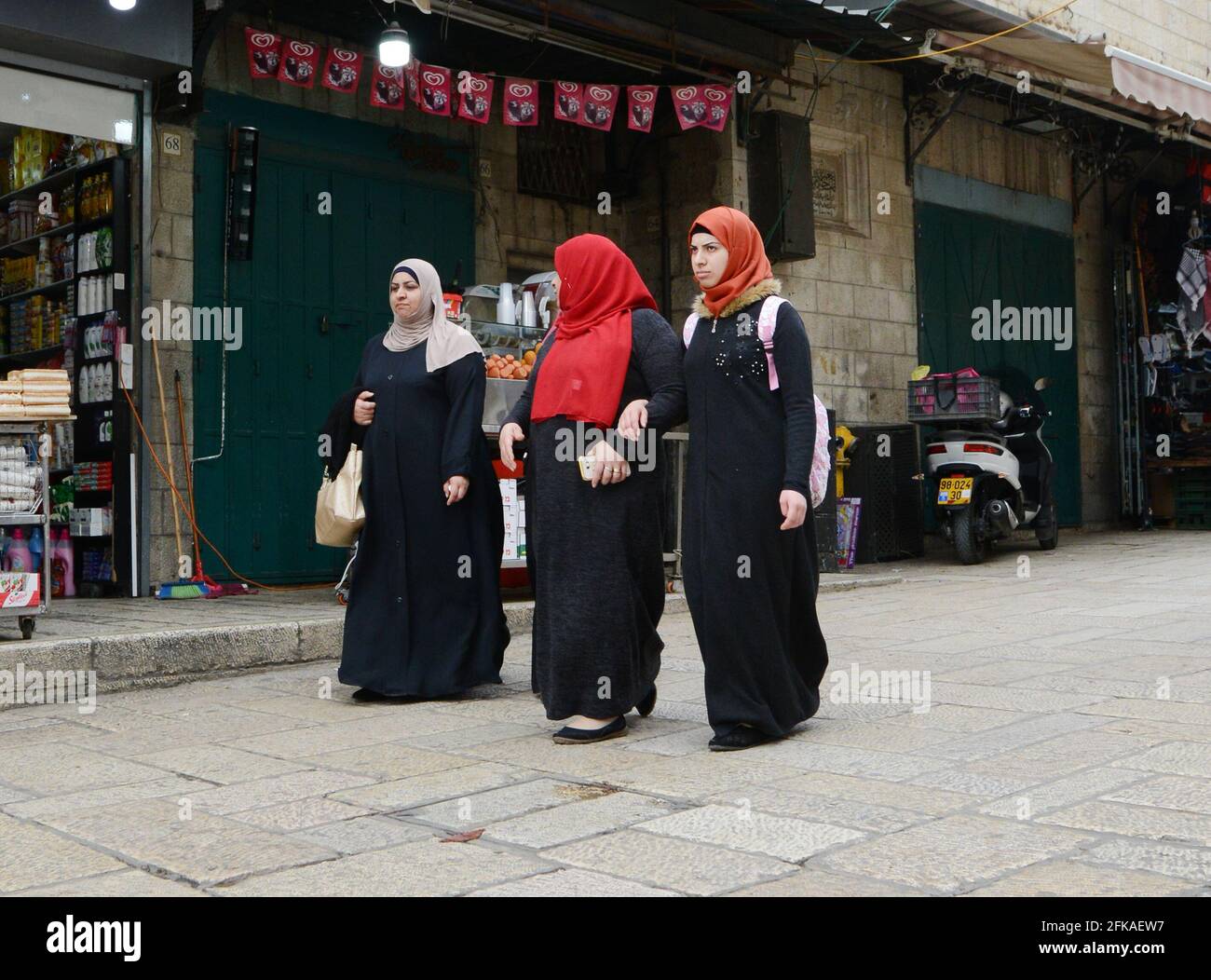 Donne palestinesi in via al-wad nel quartiere musulmano nella città vecchia di Gerusalemme. Foto Stock