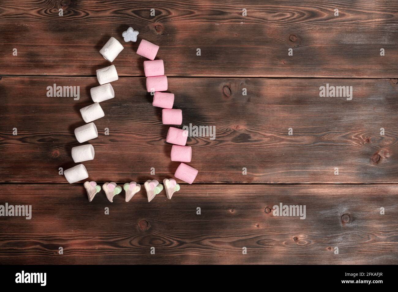 albero di natale da marshmallows su uno sfondo di legno, copia spazio Foto Stock