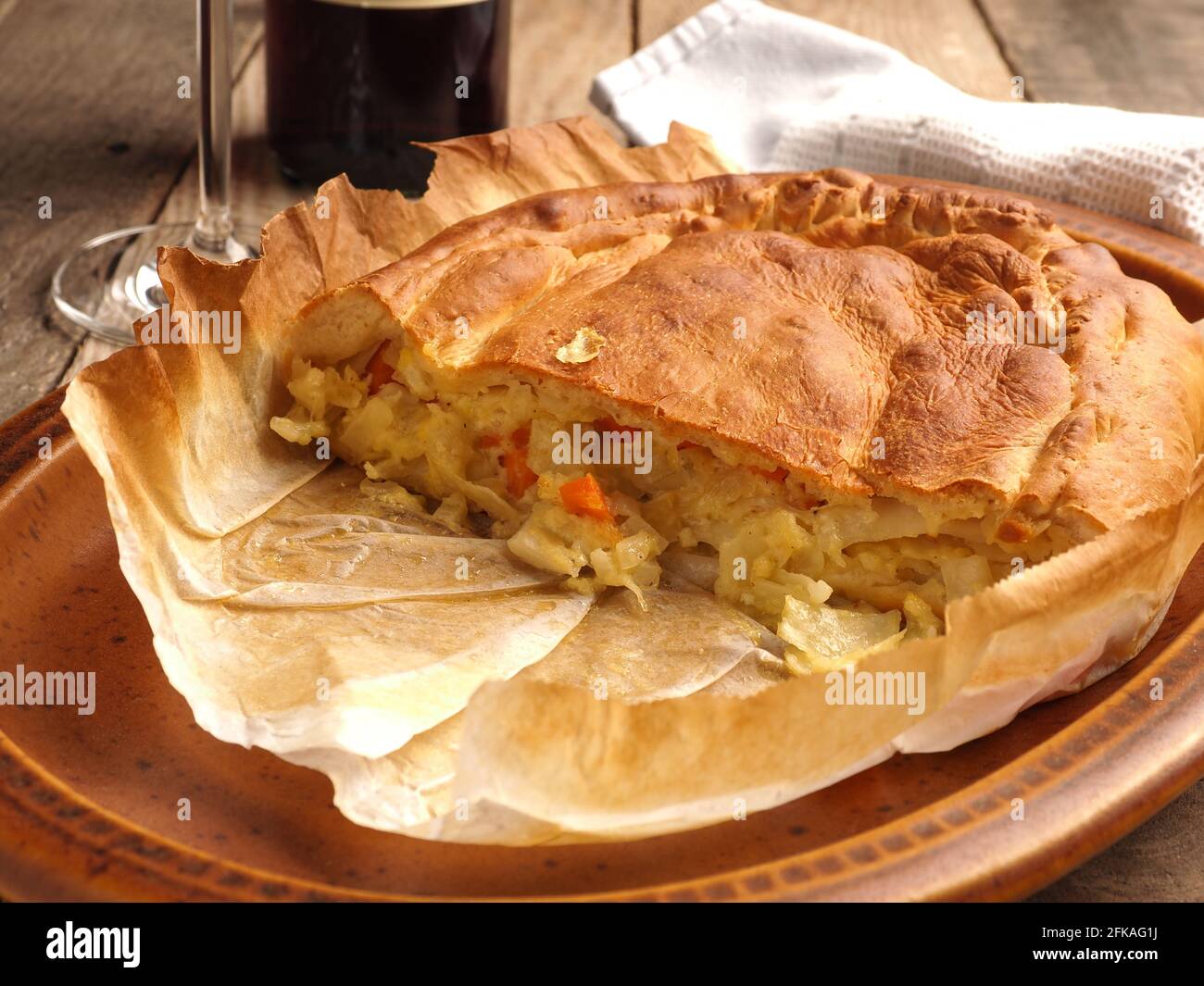 Delizioso piatto di verdure ripieno di cavolo bianco, carote e formaggio, cibo sano, fatto in casa Foto Stock