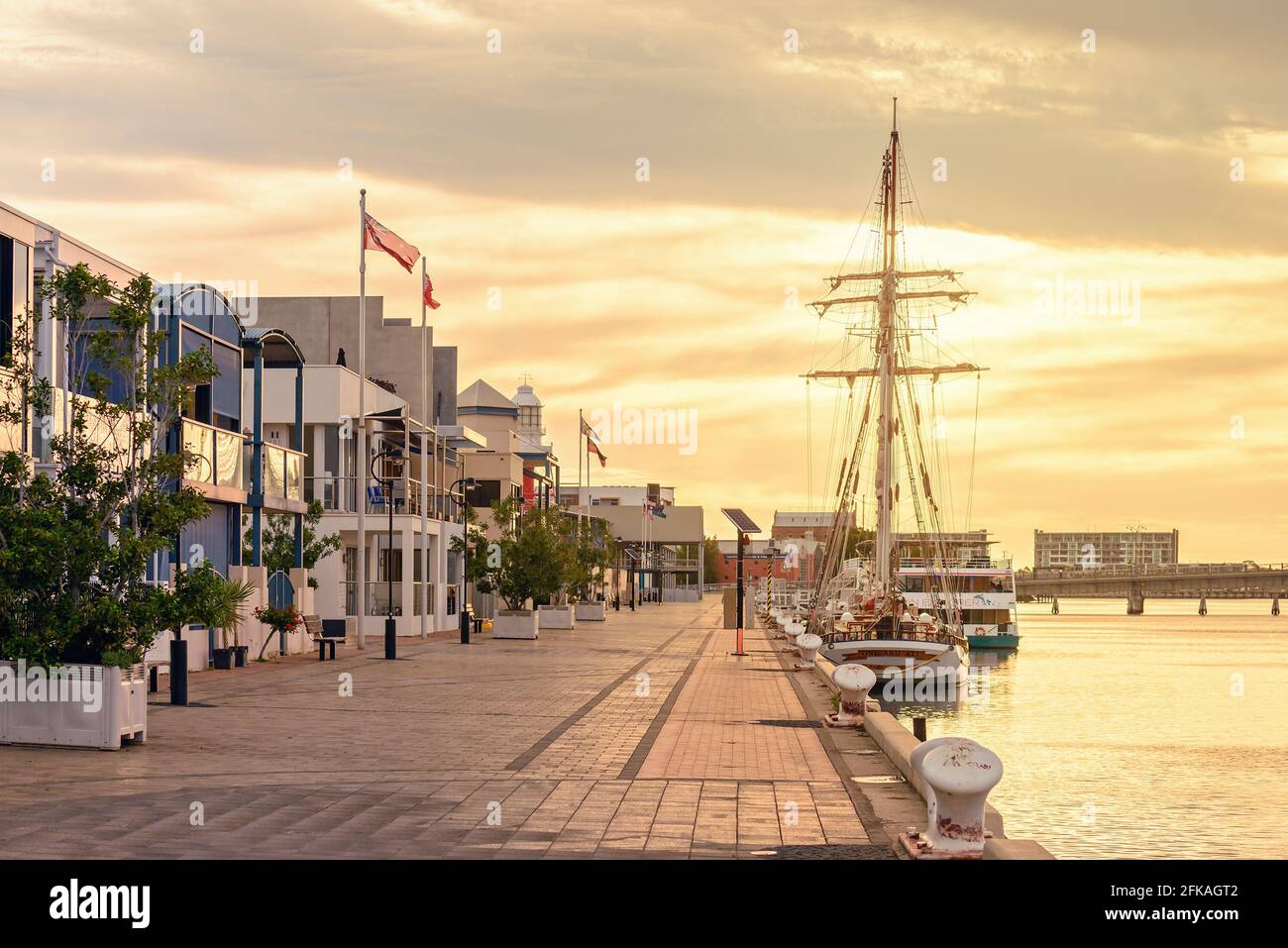 Port Adelaide, Australia - 8 dicembre 2018: Port Adelaide ormeggia con case e navi a Port River al tramonto Foto Stock